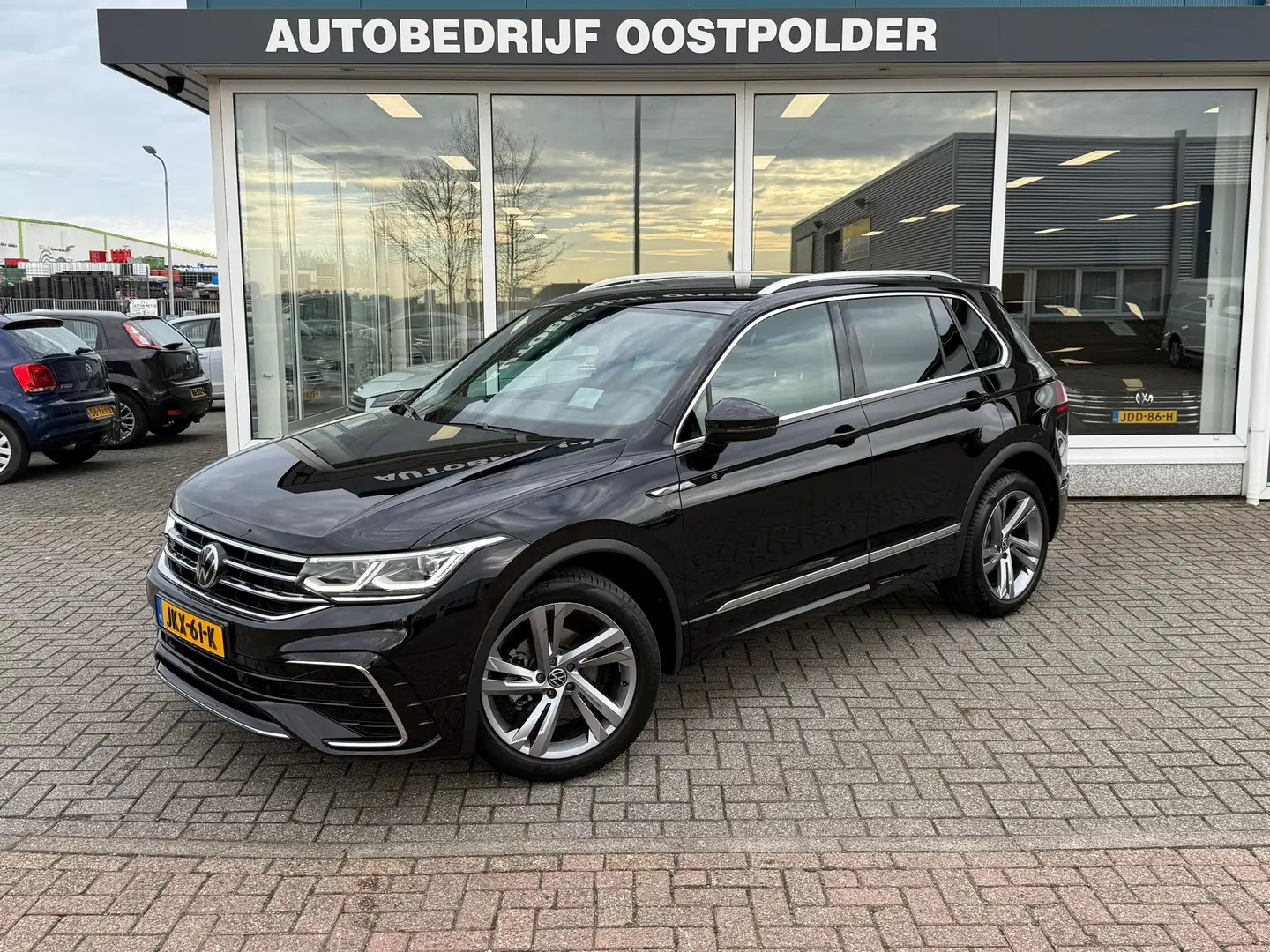 Volkswagen Tiguan 1.5 TSI R-Line Business+ Zwart - 1