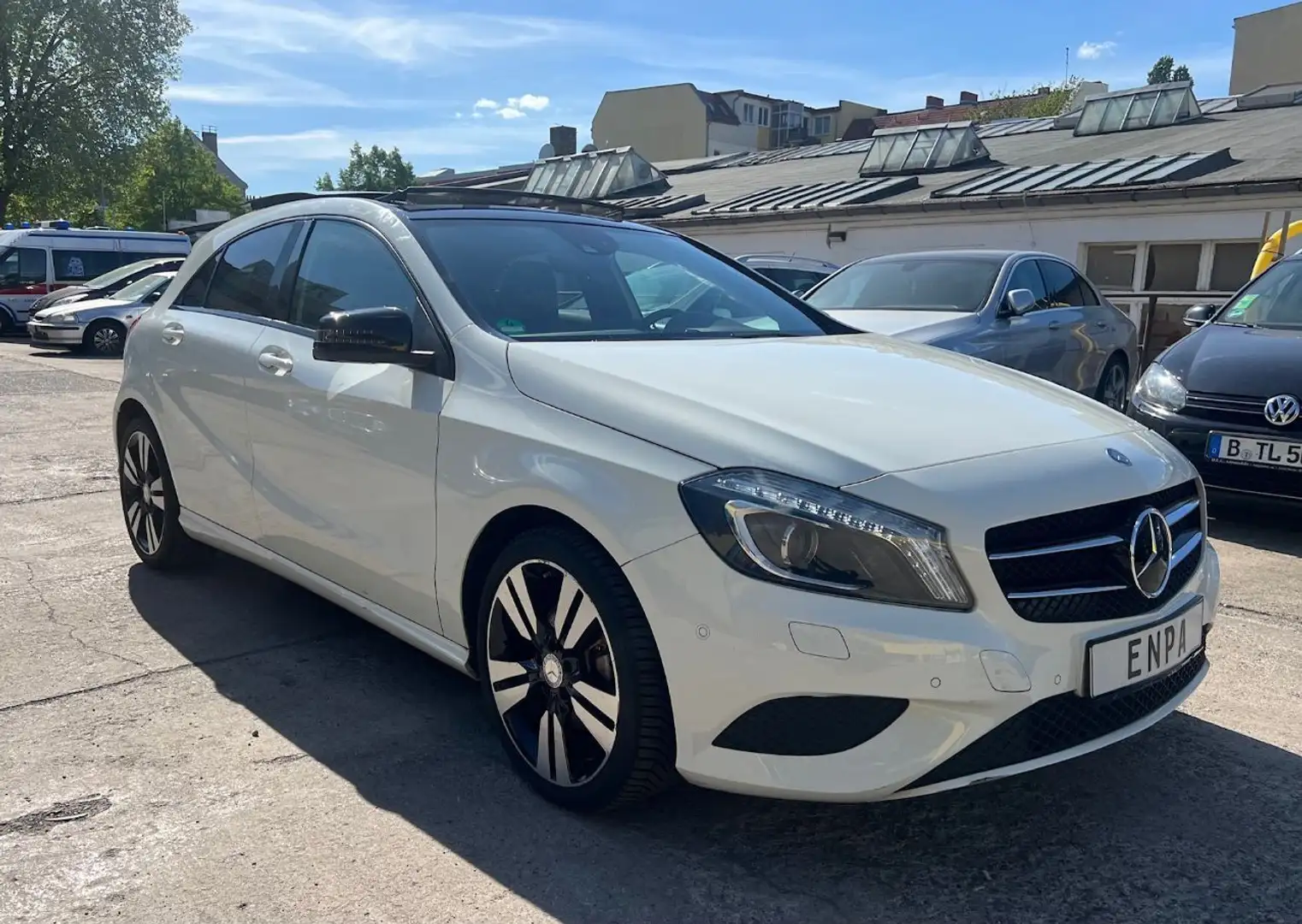 Mercedes-Benz A 180 1.HAND.ORGNL KM STAND|NAVI|PANO|SHZ|BI-XEN Blanc - 1