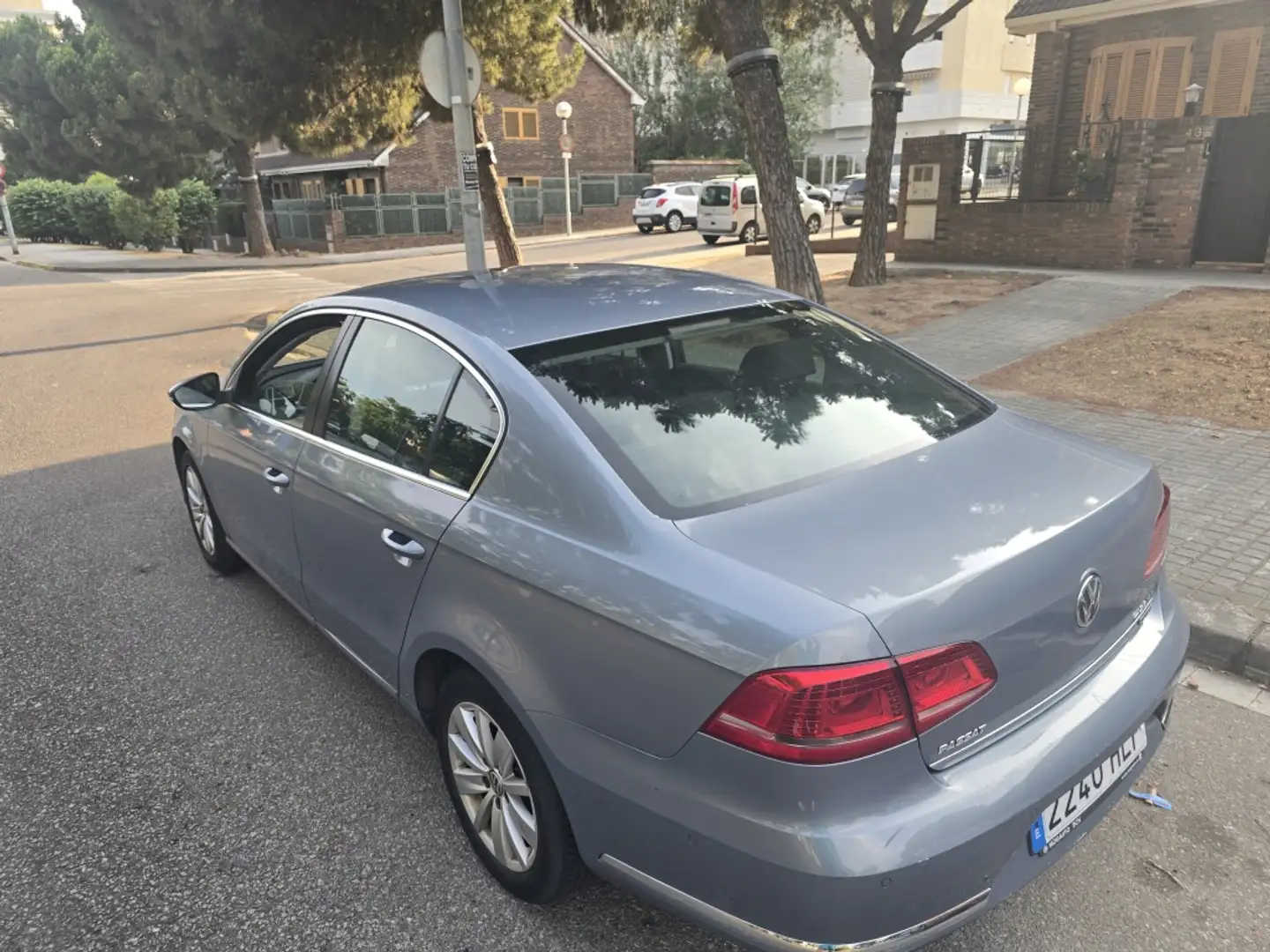 Volkswagen Passat 2.0TDI Business Advance Navi BMT Gris - 2