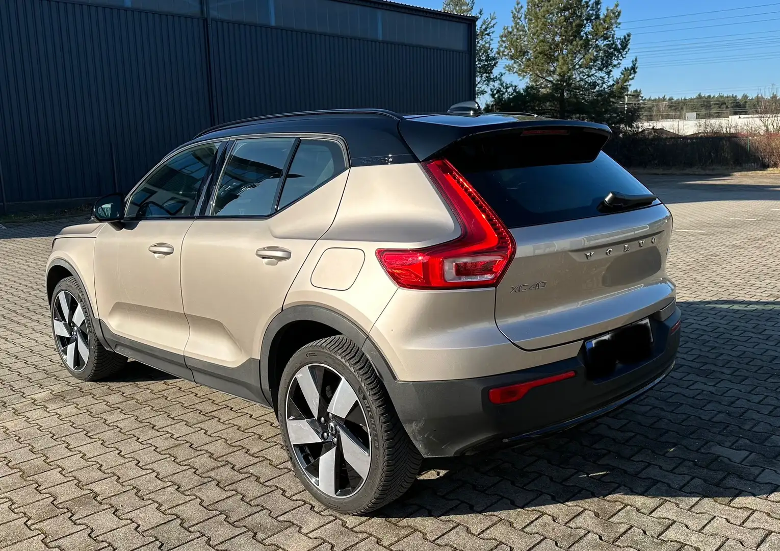 Volvo XC40 Recharge 78 kWh Twin Motor Core Zlatá - 2