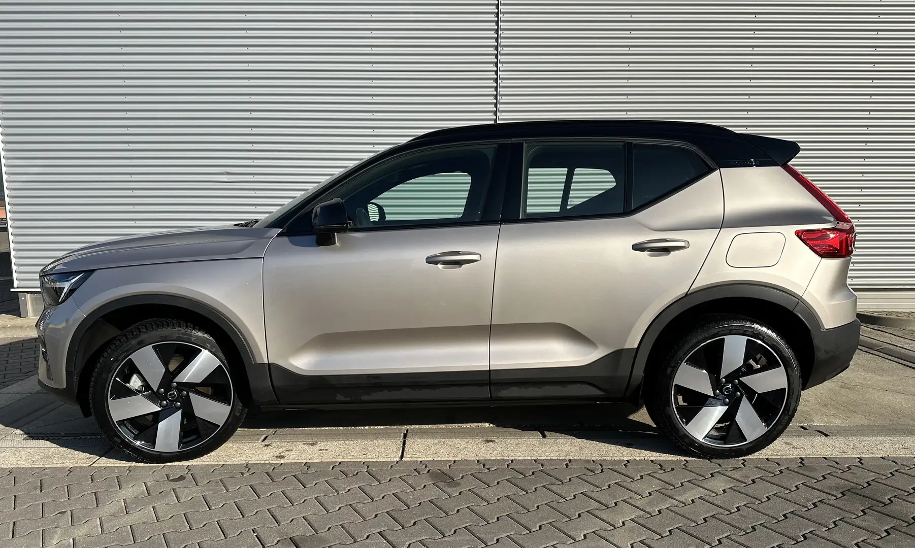 Volvo XC40 Recharge 78 kWh Twin Motor Core Zlatá - 1