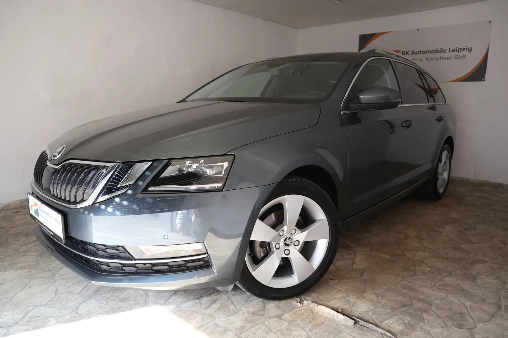 Skoda Octavia Combi 1.5 TSI ACT DSG Style + LED/AHK/Navi/Alu/SHZ Grau - 1