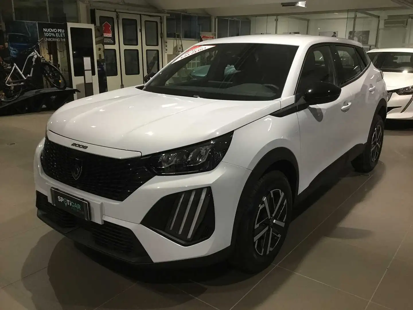 Peugeot 2008 Active 1.2 PureTech 100 cv - Km Zero Wit - 1