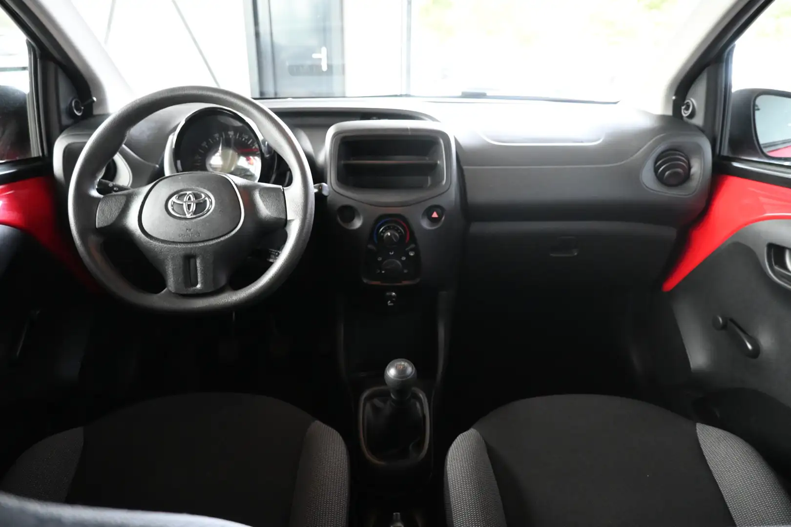 Toyota Aygo 1.0 VVT-i x 5-drs 1e Eigenaar 100% Dealer onderhou Rood - 2