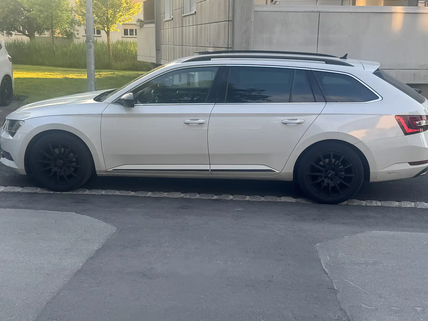 Skoda Superb Kombi 2,0 TDI 4x4 Ambition DSG Weiß - 1