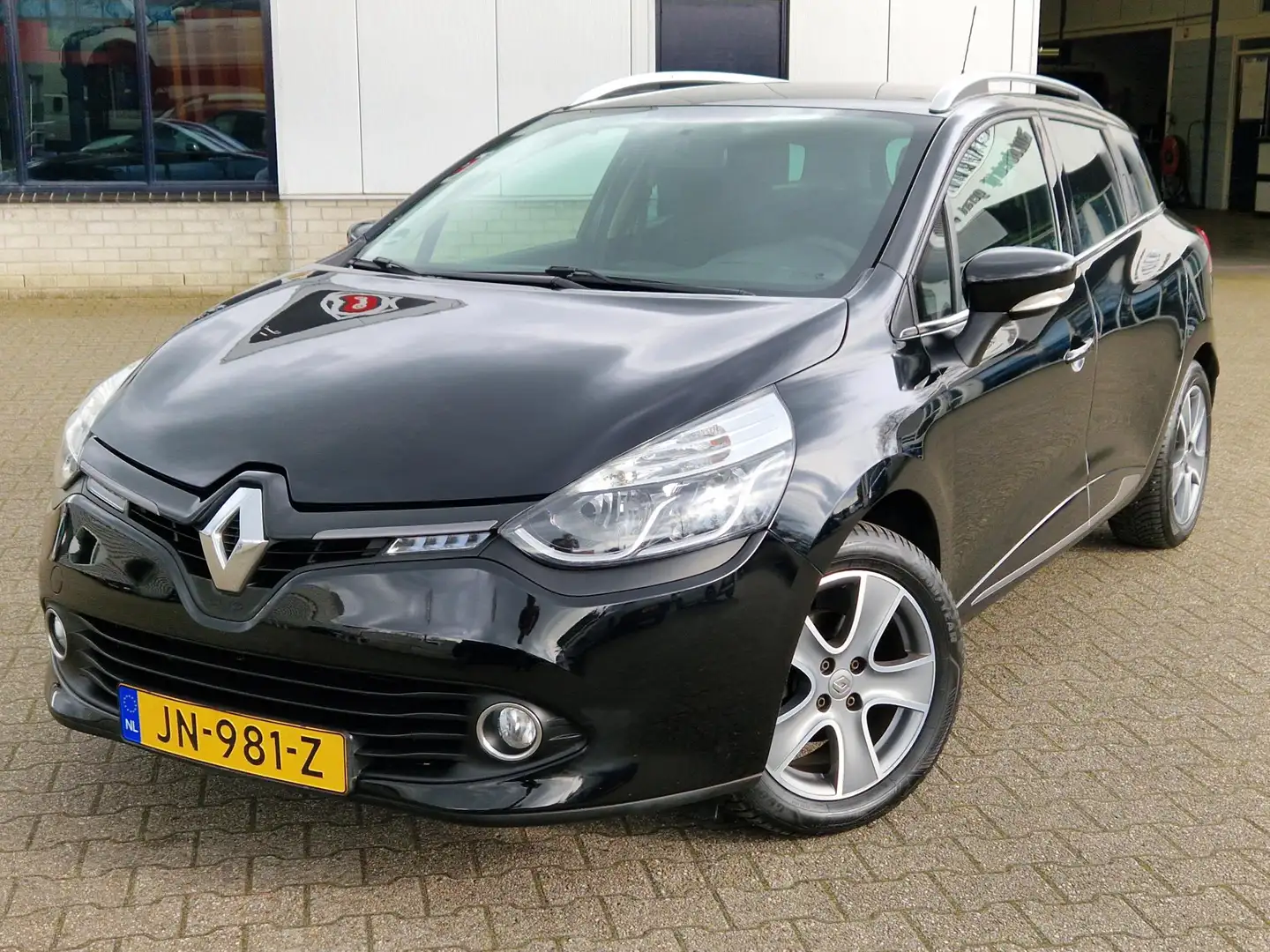 Renault Clio Estate 0.9 TCe Night&Day CRUISE AIRCO NAV PDC Zwart - 2