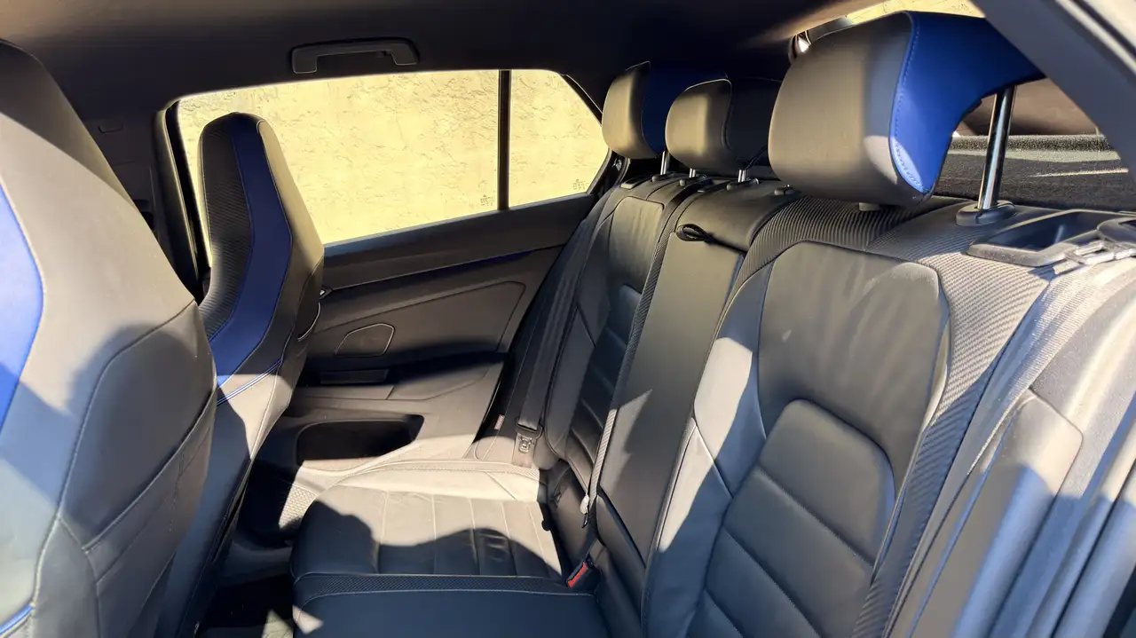 Volkswagen Golf R — photo 12