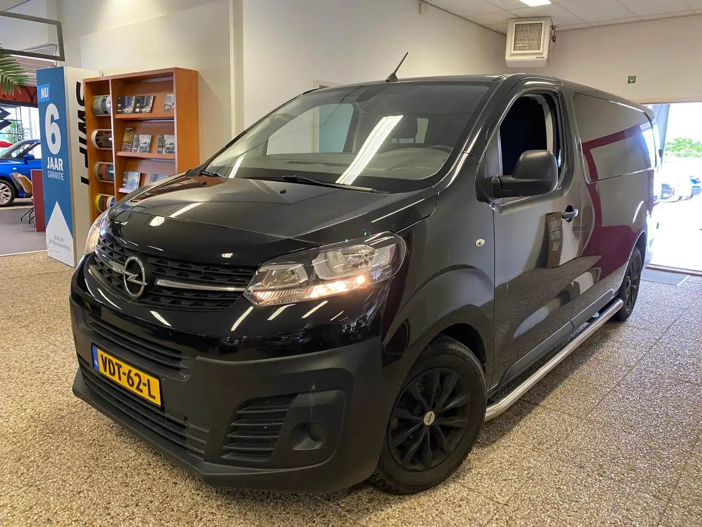 Opel Vivaro 2.0 CDTI L3H1 DC Edition Automaat Zwart - 1
