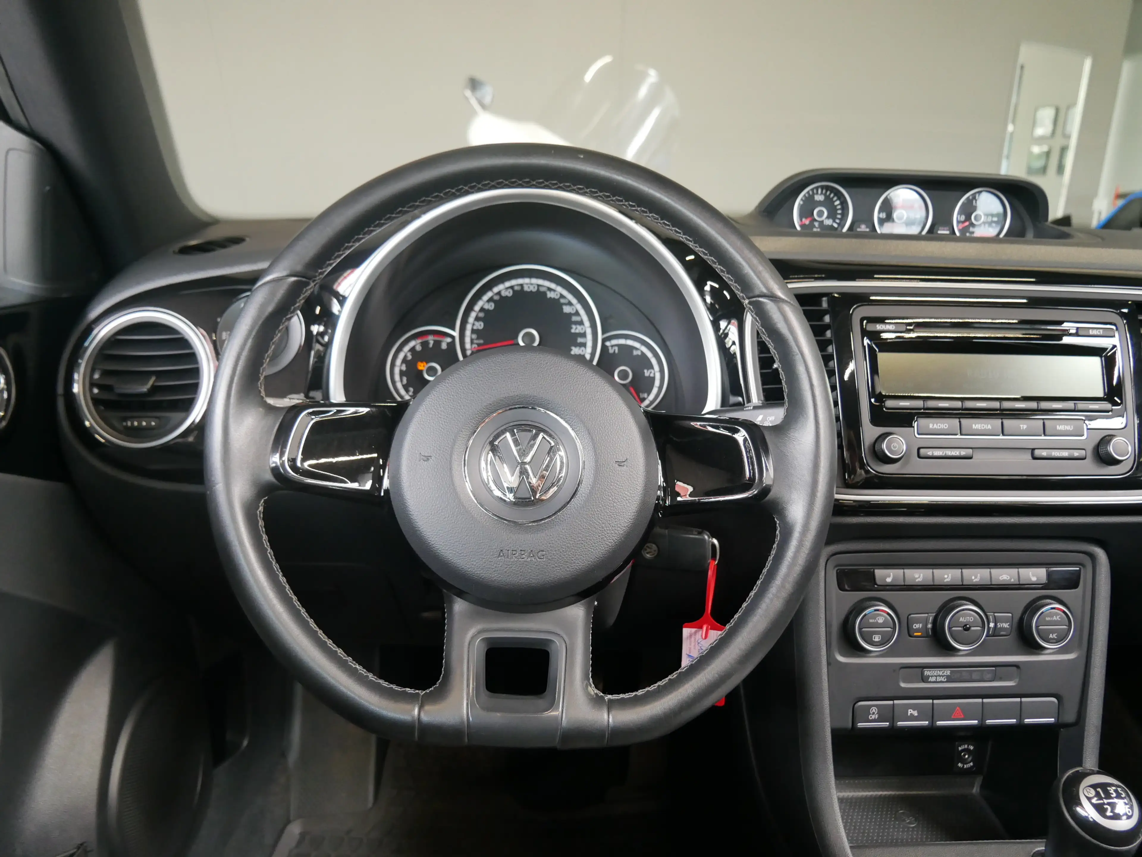 Volkswagen Beetle Exclusive Design BMT Bi-Xenon Temp Cabrio — photo 13