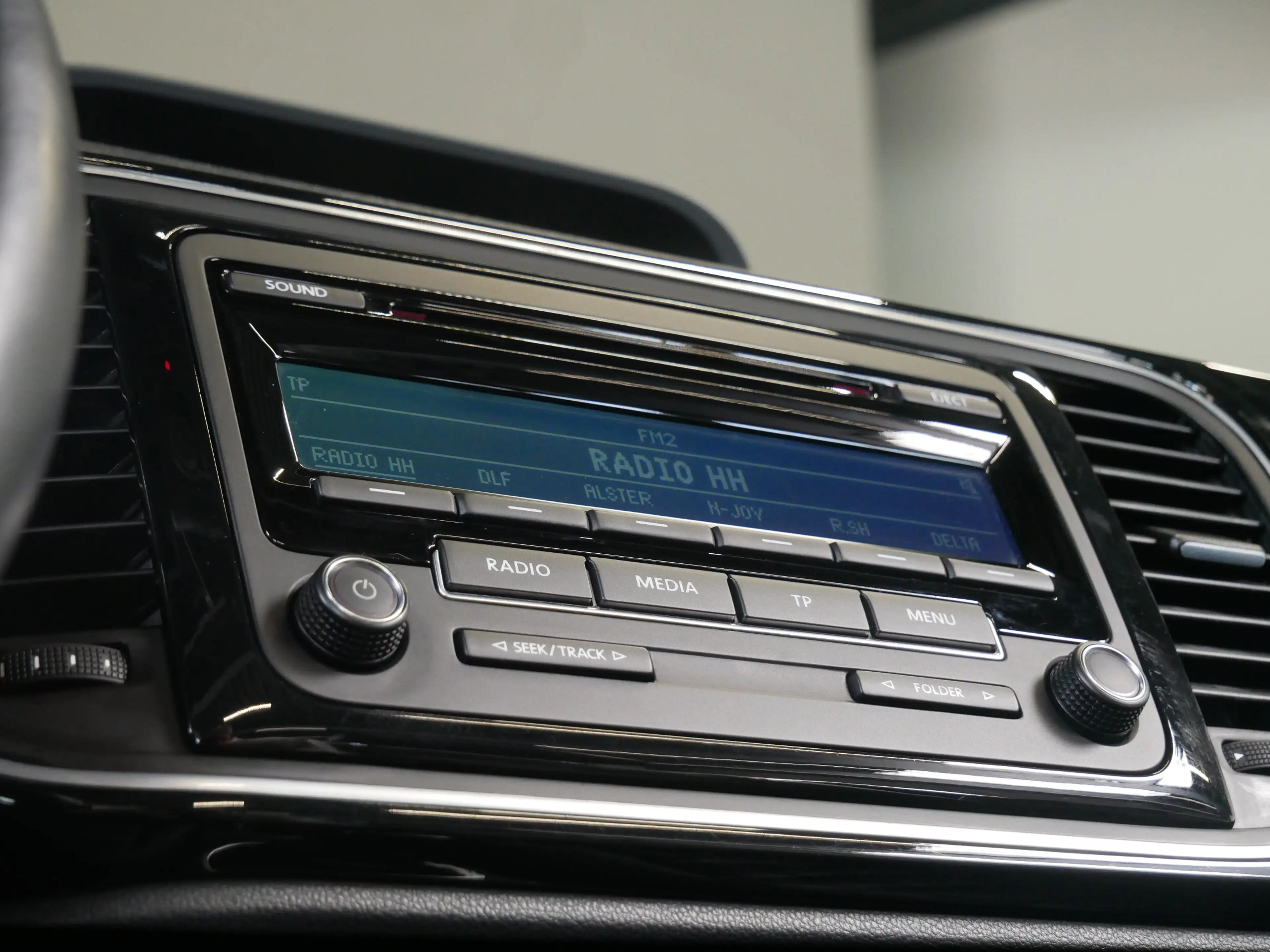 Volkswagen Beetle Exclusive Design BMT Bi-Xenon Temp Cabrio — photo 15
