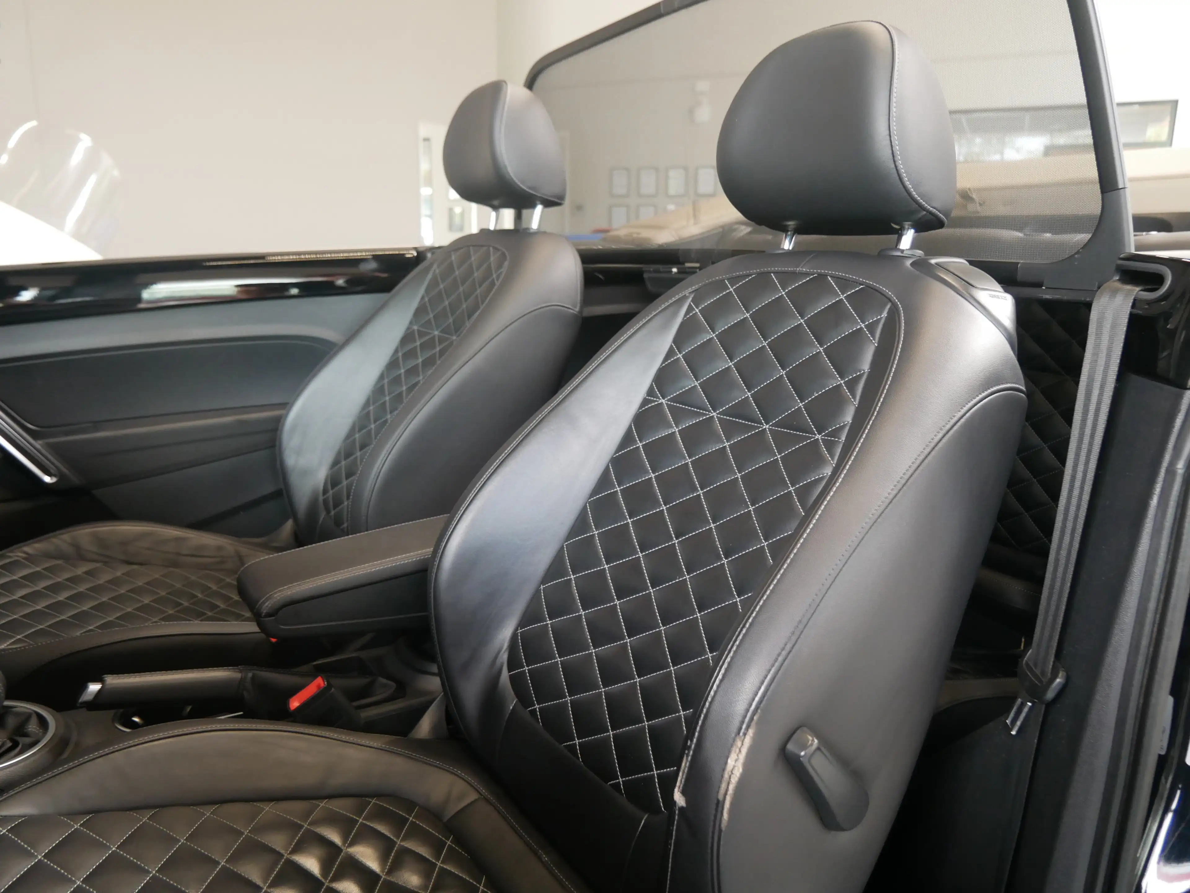 Volkswagen Beetle Exclusive Design BMT Bi-Xenon Temp Cabrio — photo 11