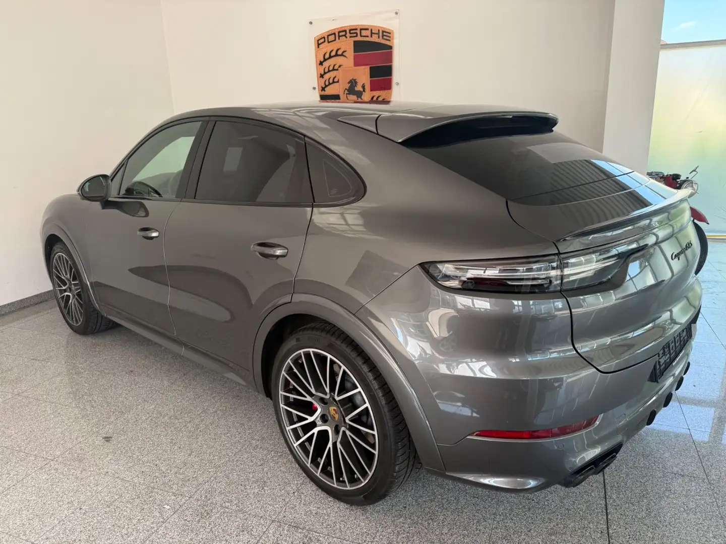 Porsche Cayenne Coupe GTS - P - Approved- 22 Zoll- ACC Grijs - 1
