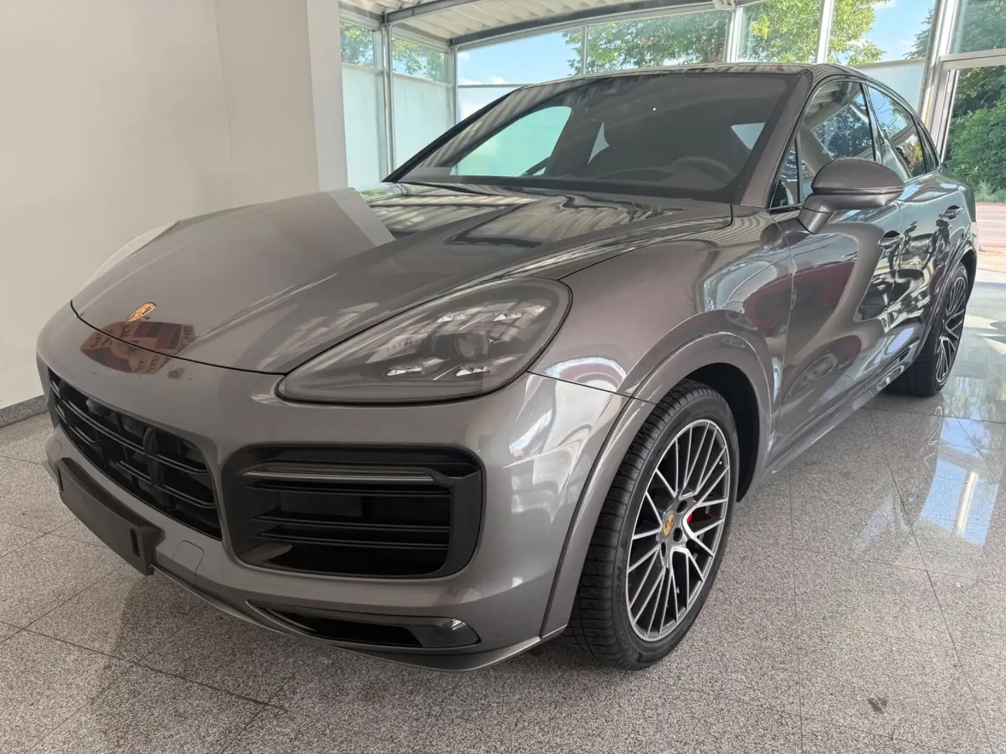 Porsche Cayenne Coupe GTS - P - Approved- 22 Zoll- ACC Grijs - 2