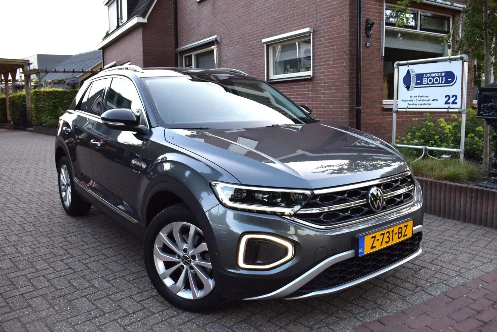 Volkswagen T-Roc 110PK TSI ADAP CRUISE/NAVI/AIRCO-ECC/CAMERA/BLUETO Grijs - 2