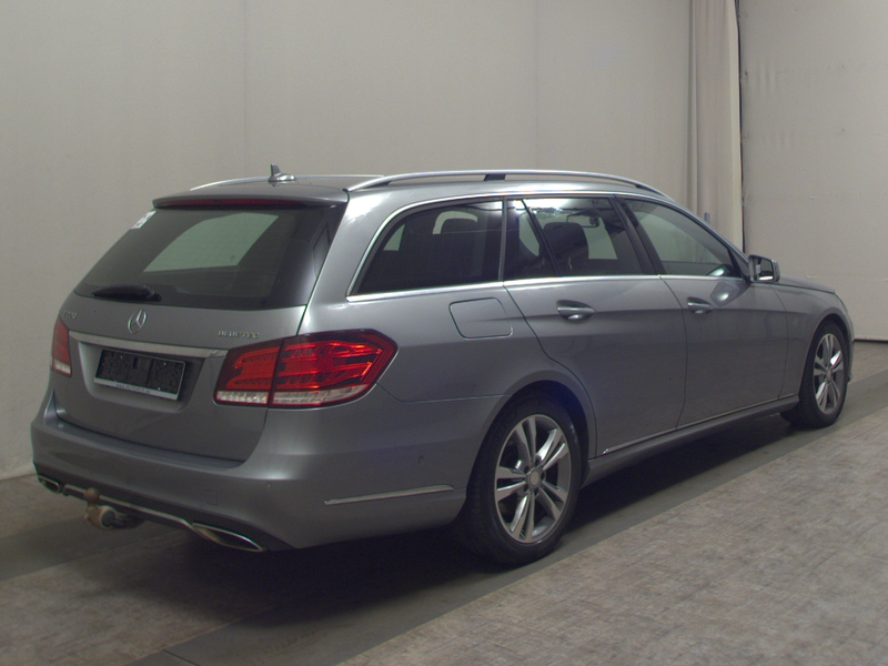 Mercedes-Benz E 220 T BT Avantgarde T-Leder Navi LED GSD AHK — photo 4