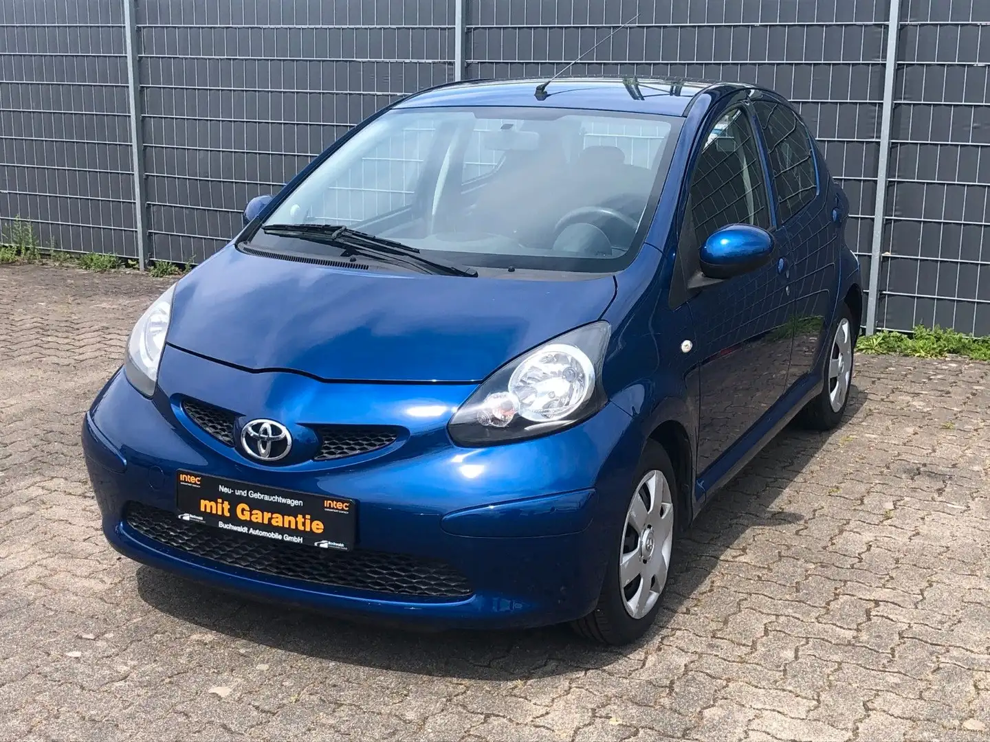 Toyota Aygo (X) 1,0 ckIN2U Automatik 5-türig Blau - 2