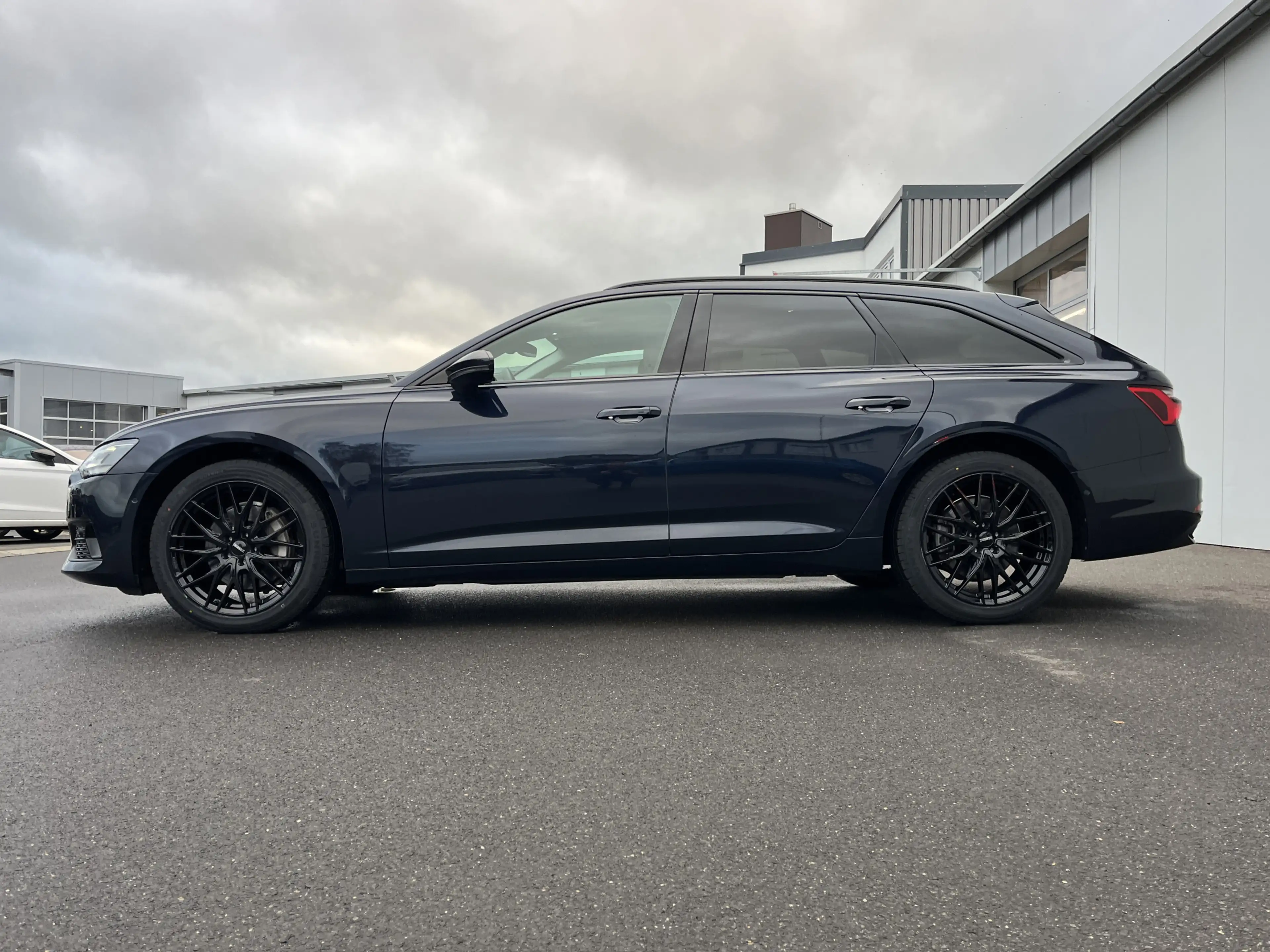 Audi A6 Avant 45 2.0 TFSI S tronic BLACKLINE S-Line Optik — photo 2