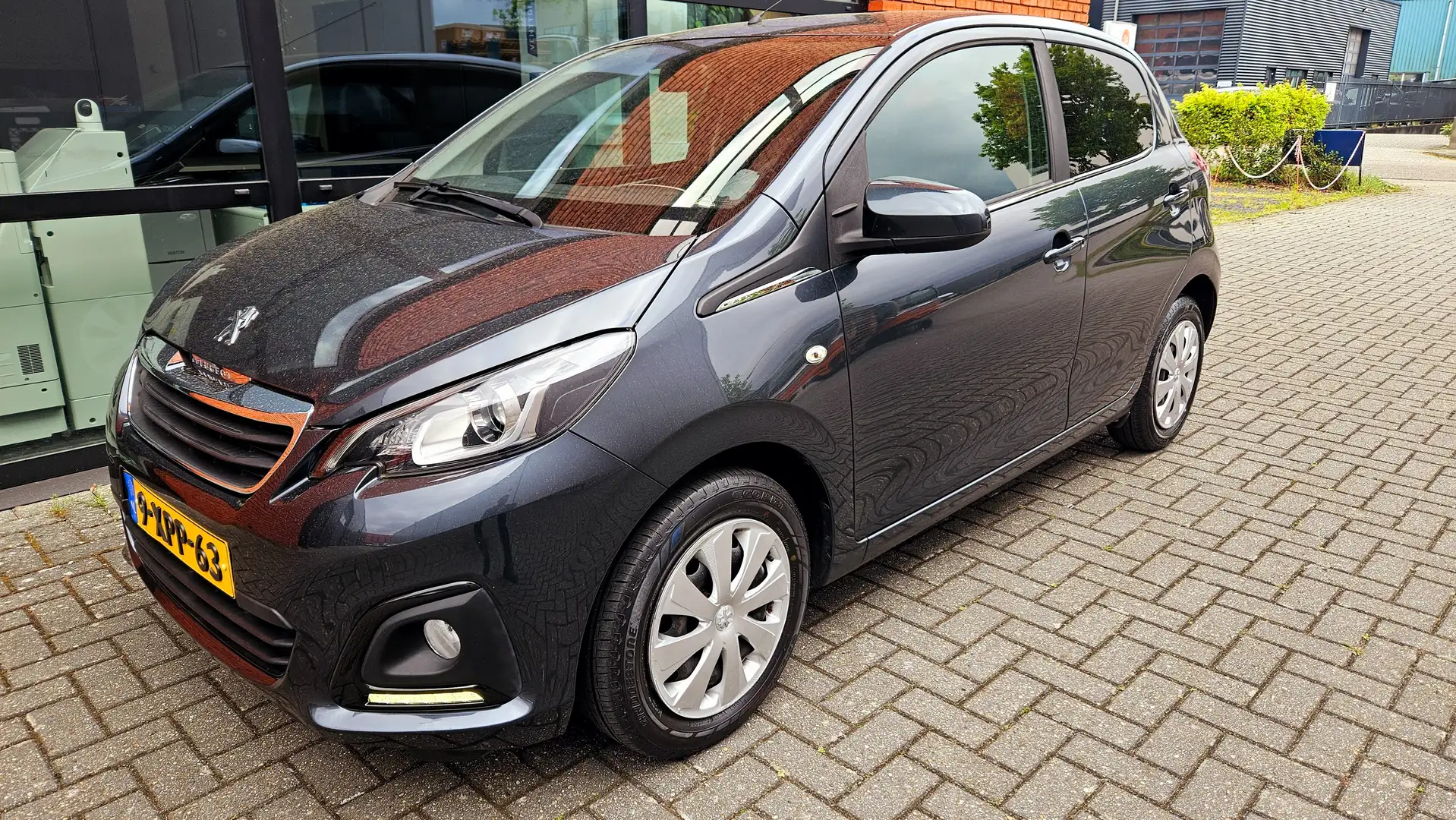Peugeot 108 1.0 e-VTi 5 Deurs LED Airco Gri - 1