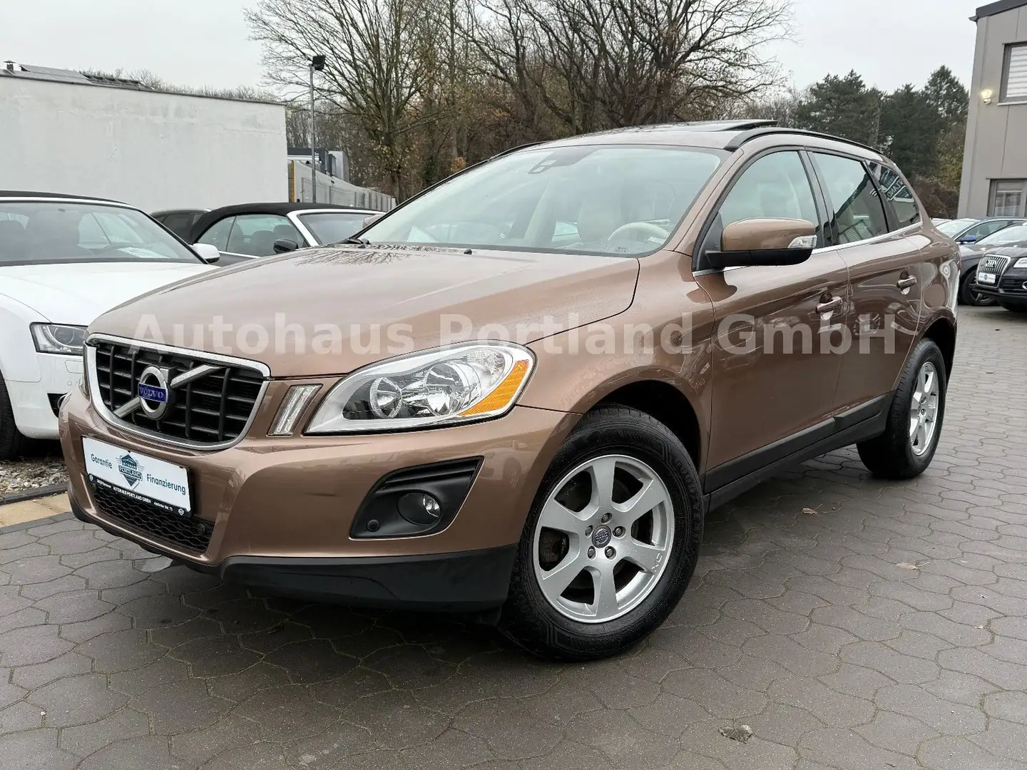 Volvo XC60 2.4 D Momentum DRIVe/1.Hand/S-Heft/Pano Braun - 2