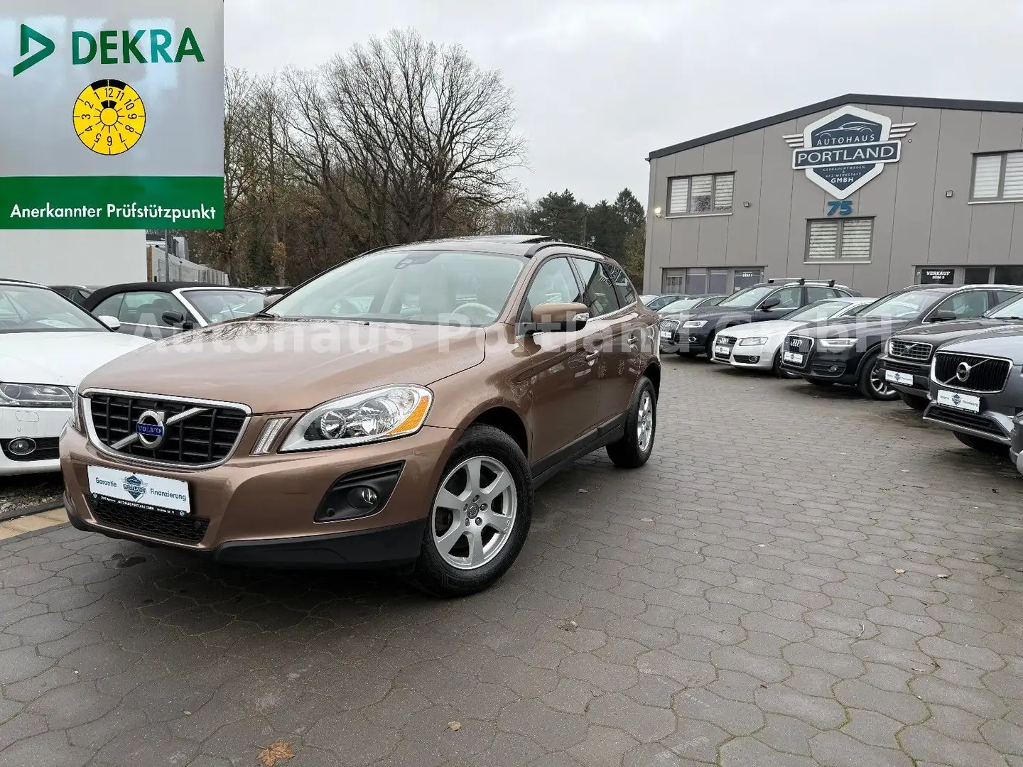 Volvo XC60 2.4 D Momentum DRIVe/1.Hand/S-Heft/Pano Braun - 1