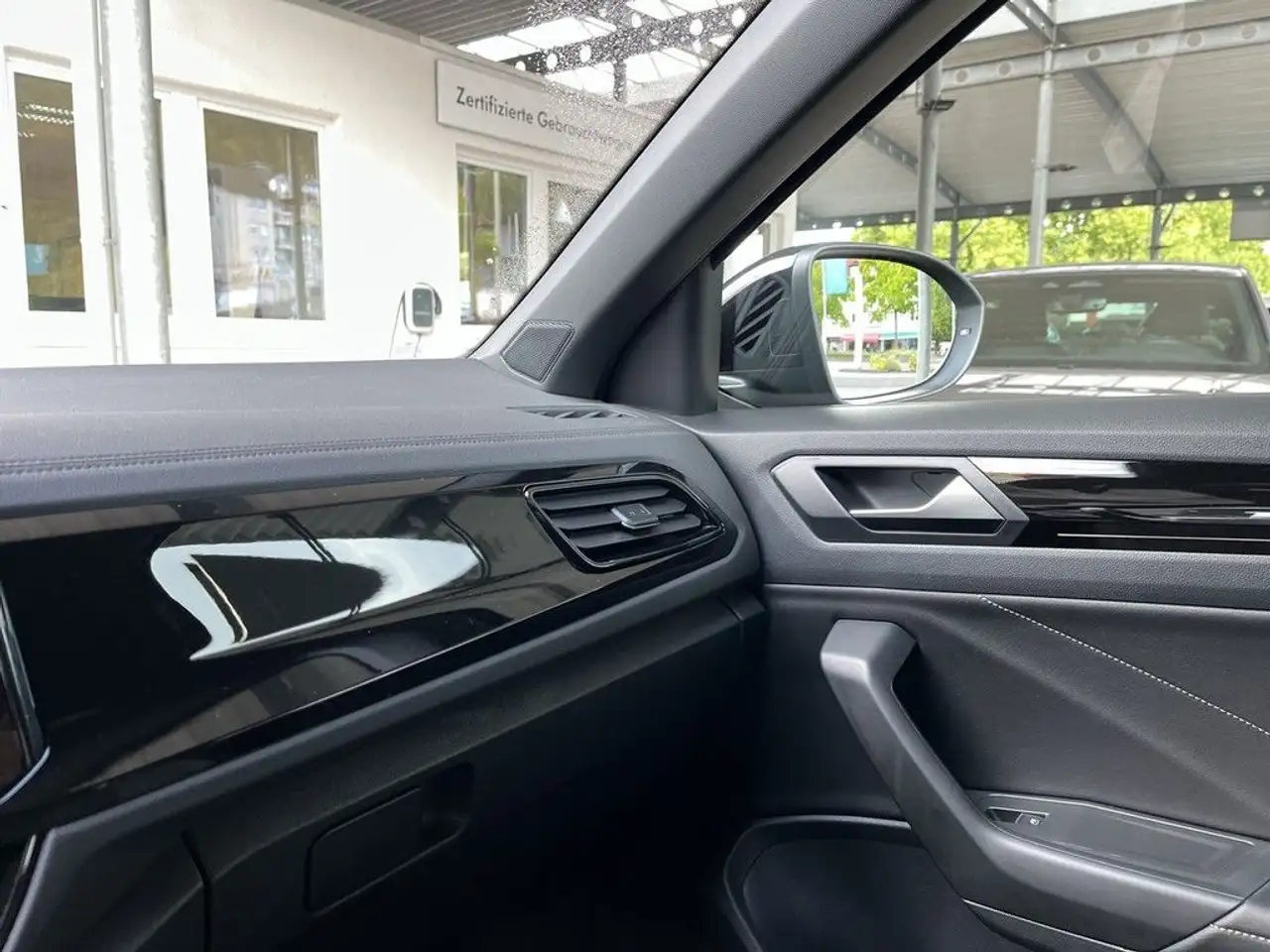 Volkswagen T-Roc 1.5 TSI DSG R-Line Navi IQ.Light AHK, миниатюра 23