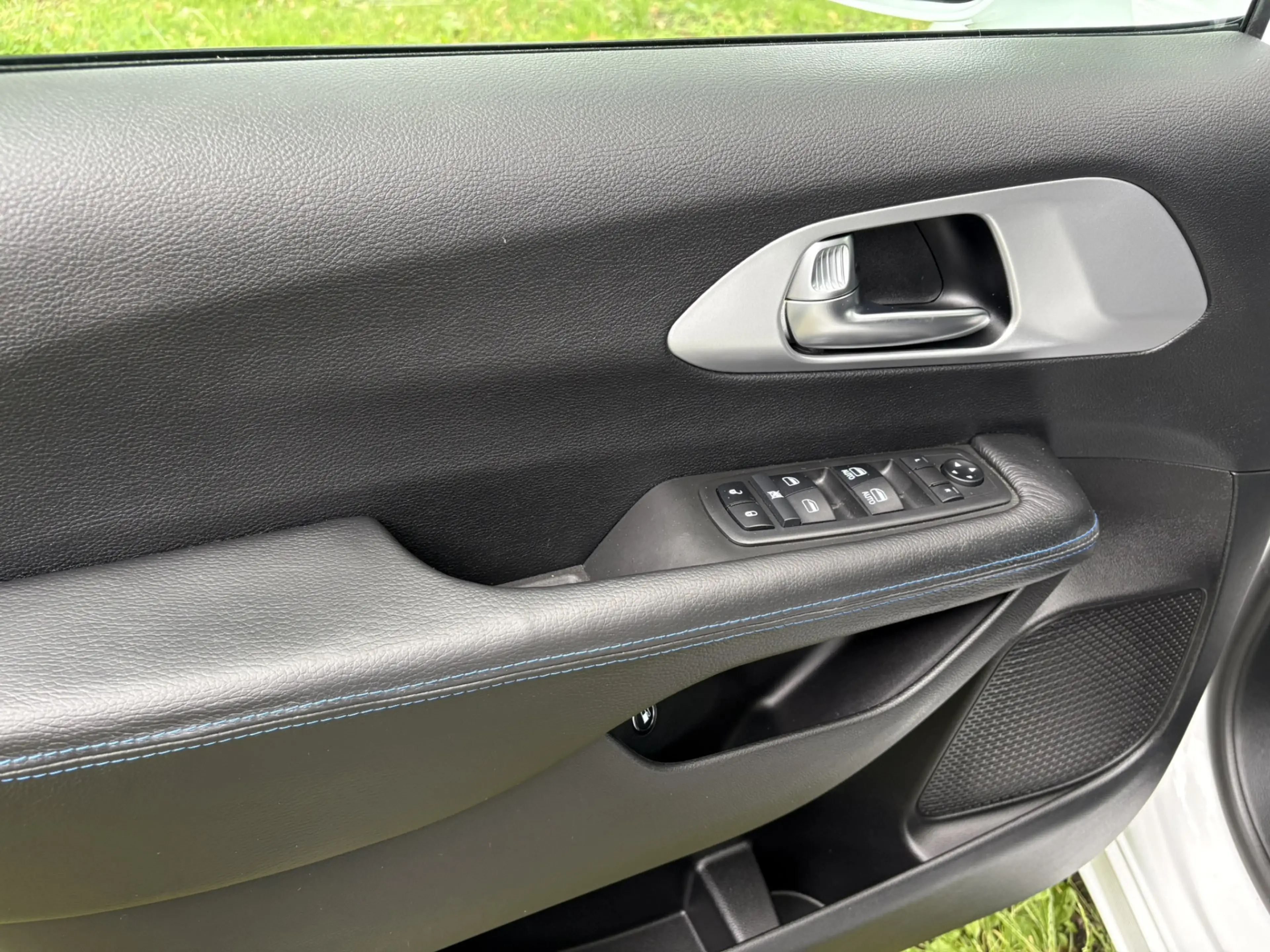 Chrysler Grand Voyager 3.6 V6 Hybrid Touring — photo 8