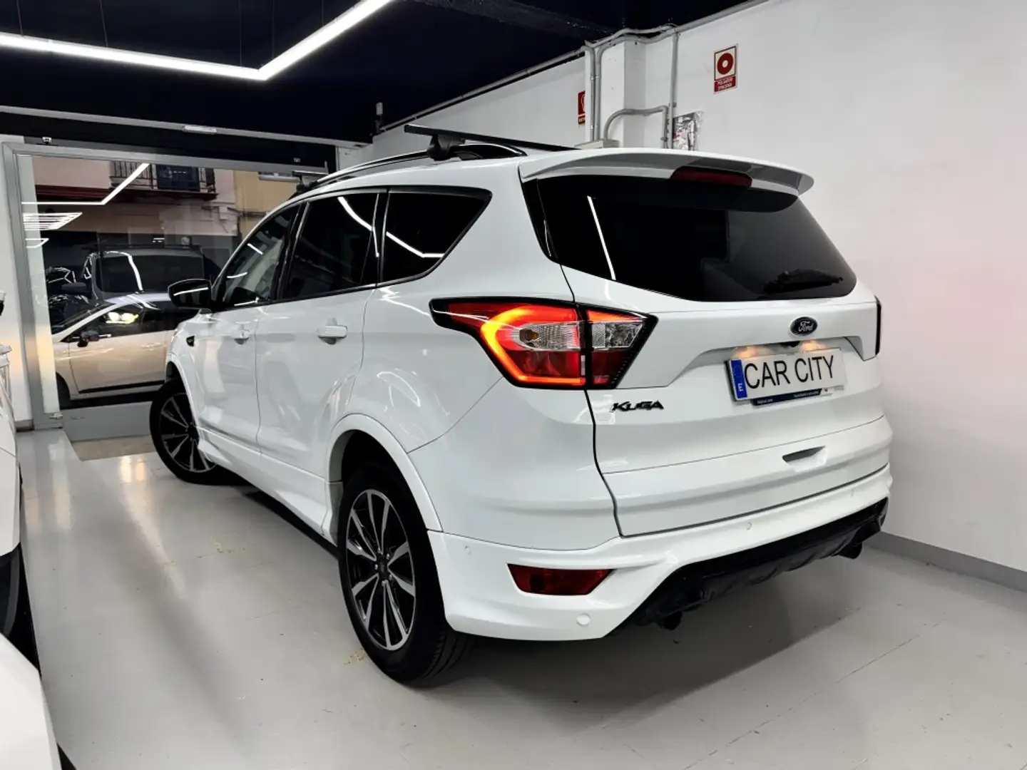Ford Kuga 2.0TDCi Auto S&S ST-Line 4x2 150 Blanc - 2