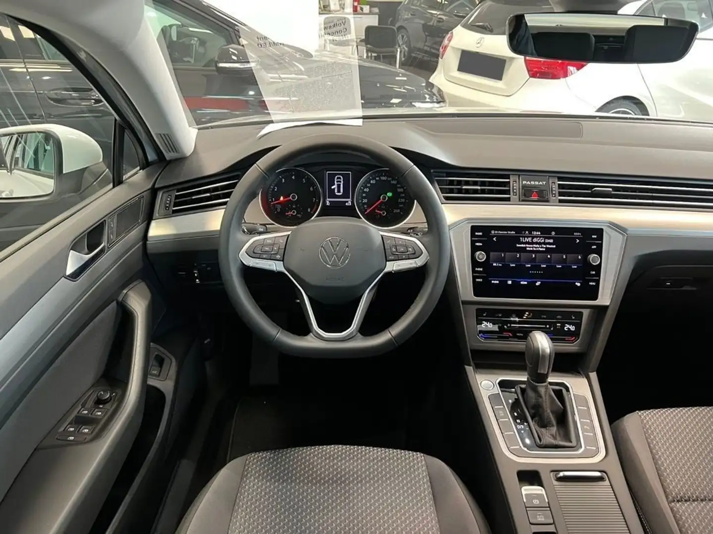 Volkswagen Passat Variant 1.5 TSI ACT DSG Conceptline Bianco - 2