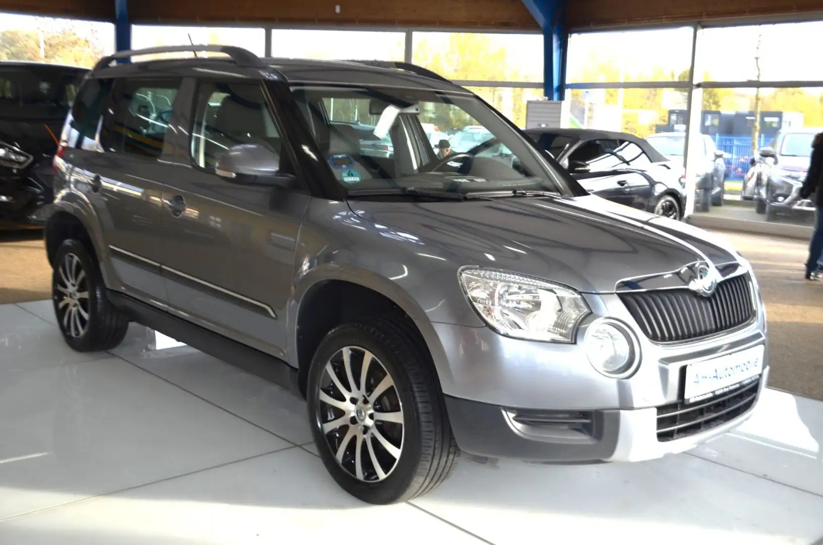 Skoda Yeti Ambition KLIMAAUTO./ TEMPOMAT / PDC Grau - 2