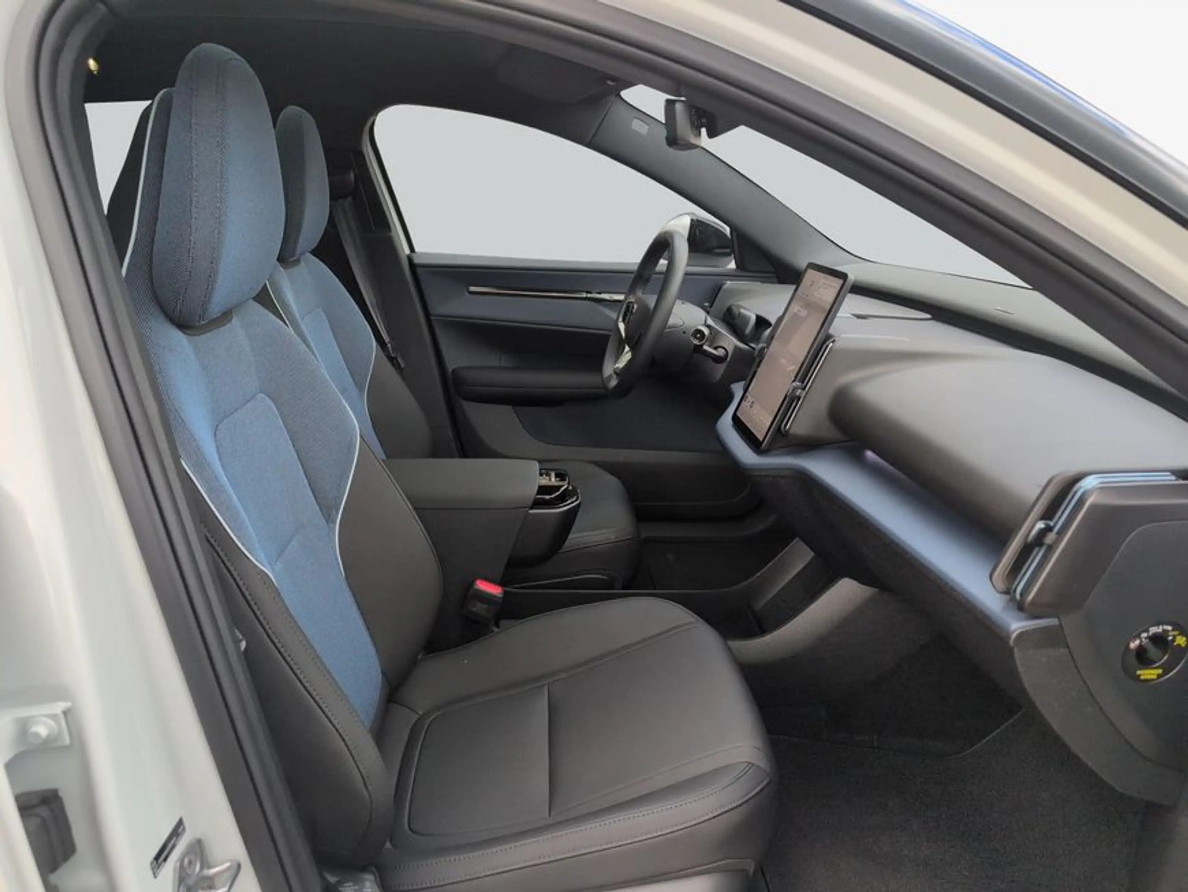 Volvo EX30 Single M. Extended Range RWD Ultra Pano — photo 13