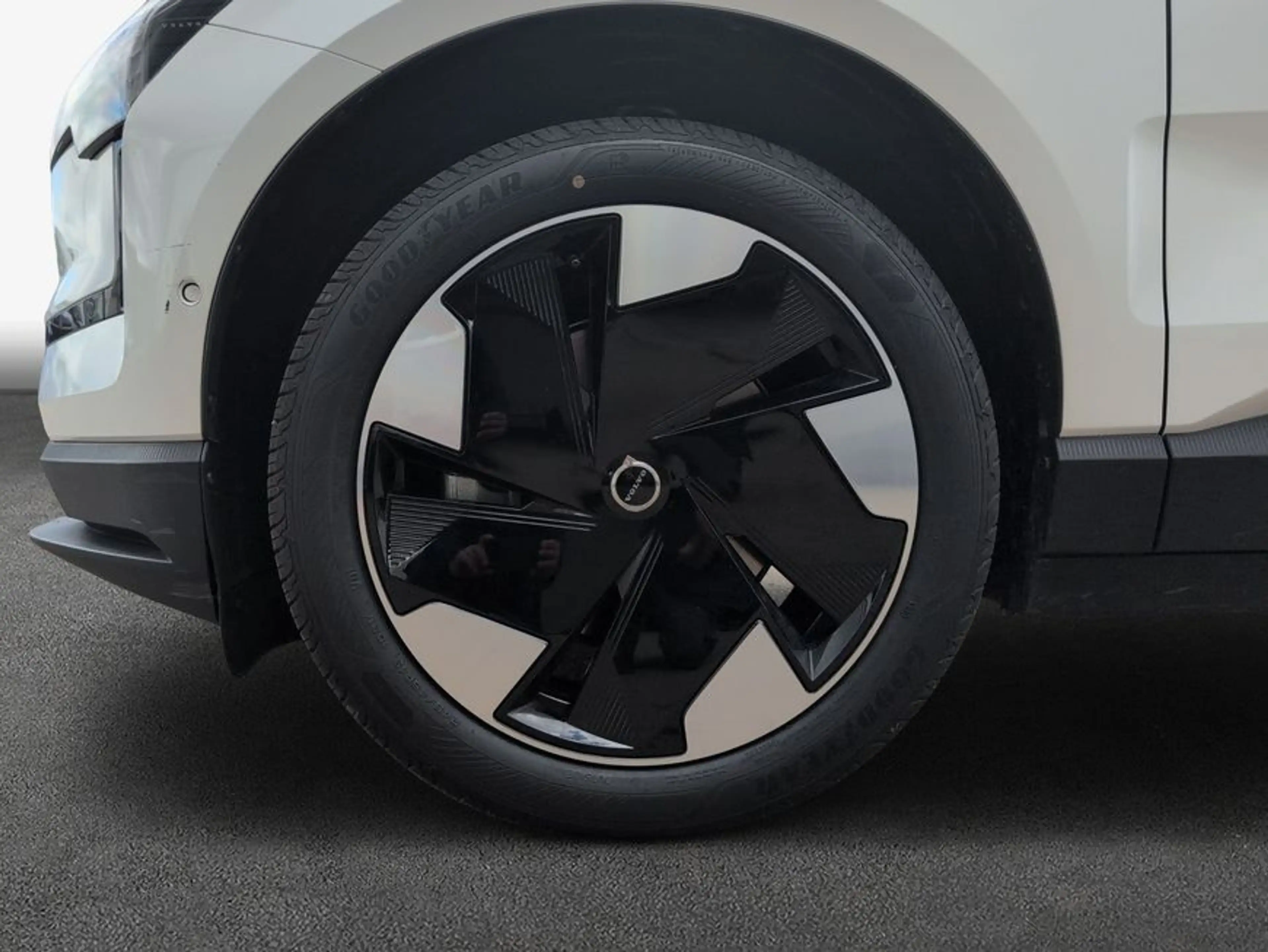 Volvo EX30 Single M. Extended Range RWD Ultra Pano — photo 8