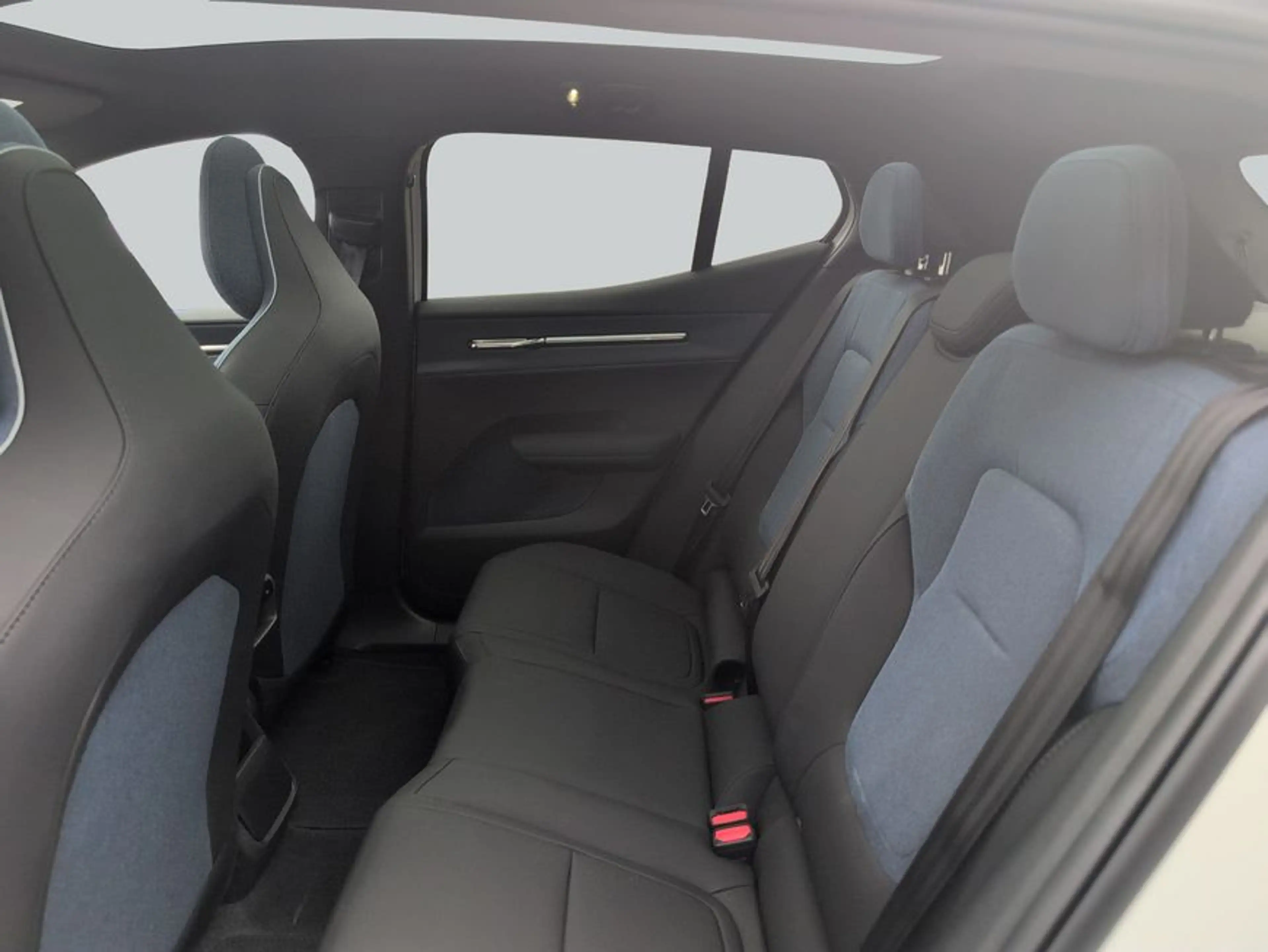 Volvo EX30 Single M. Extended Range RWD Ultra Pano — photo 12