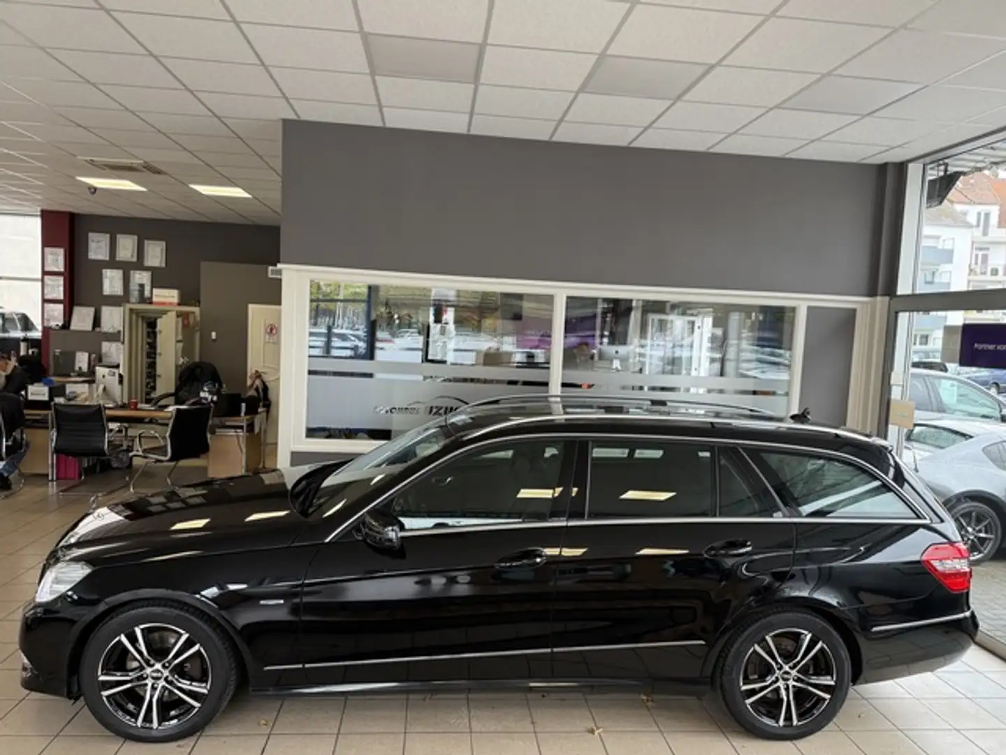 Mercedes-Benz E 300 T CDI BlueEff Sport Aut Leder Navi AHK PDC Fekete - 2