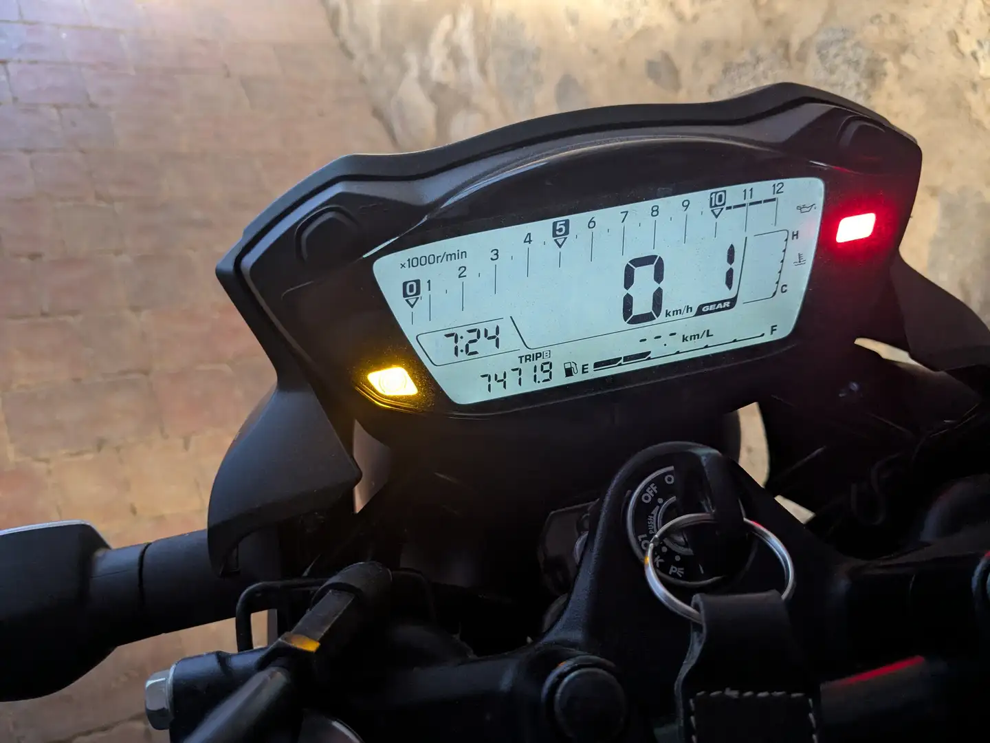 Suzuki SV 650 WCX0 1 2 Gris - 2