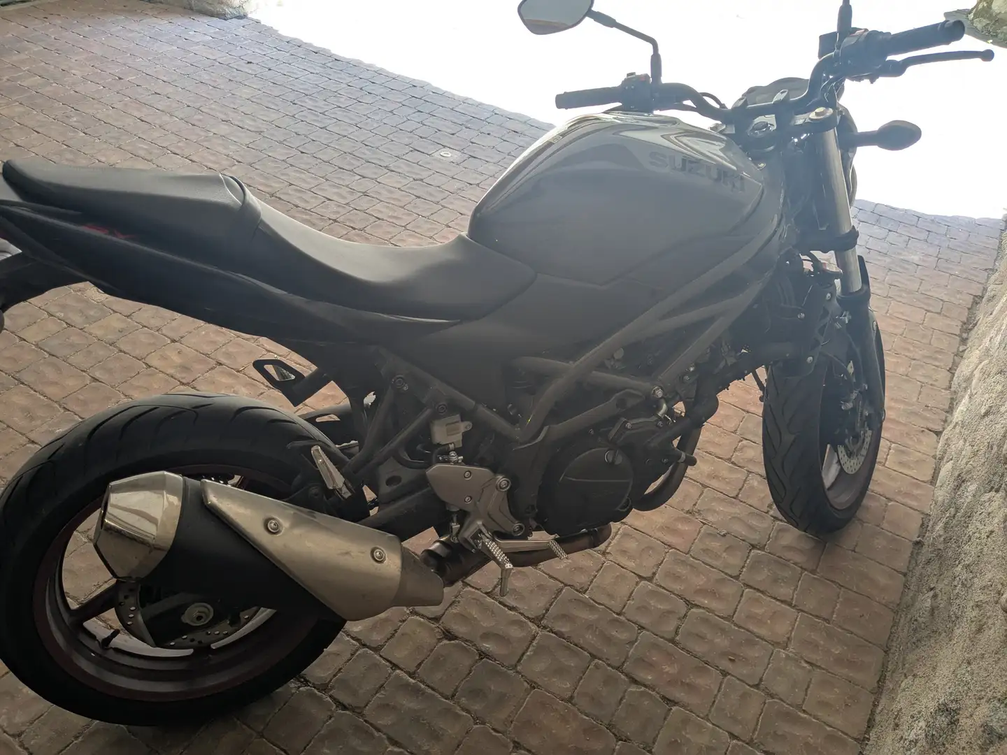 Suzuki SV 650 WCX0 1 2 Gris - 1