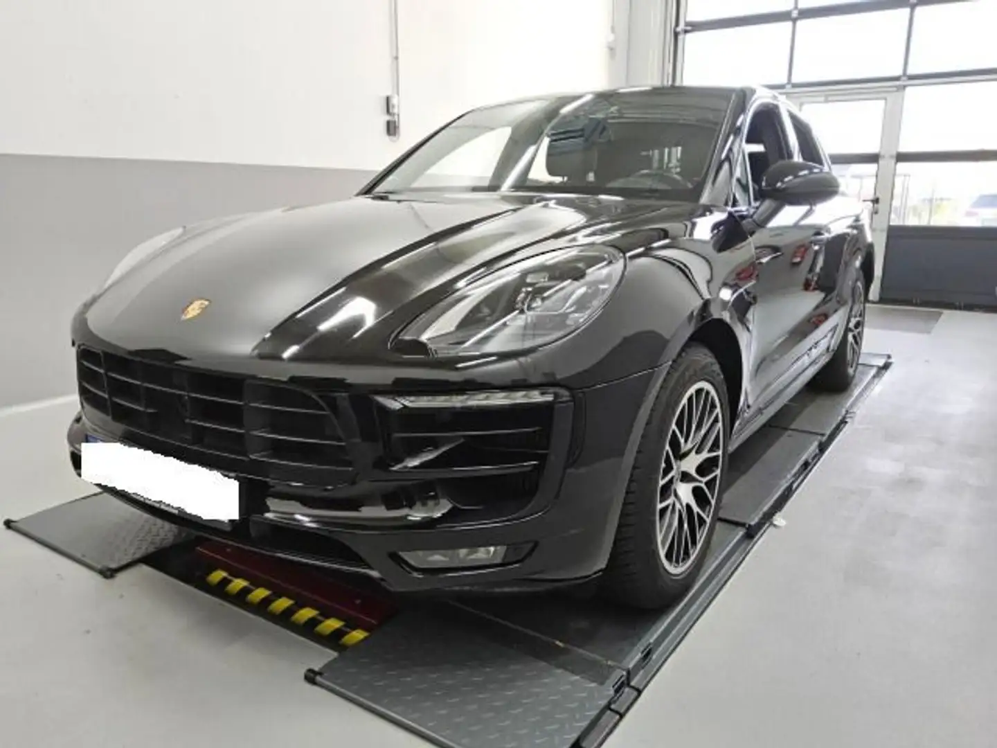 Porsche Macan GTS 3.0 8-fach bereift Noir - 2