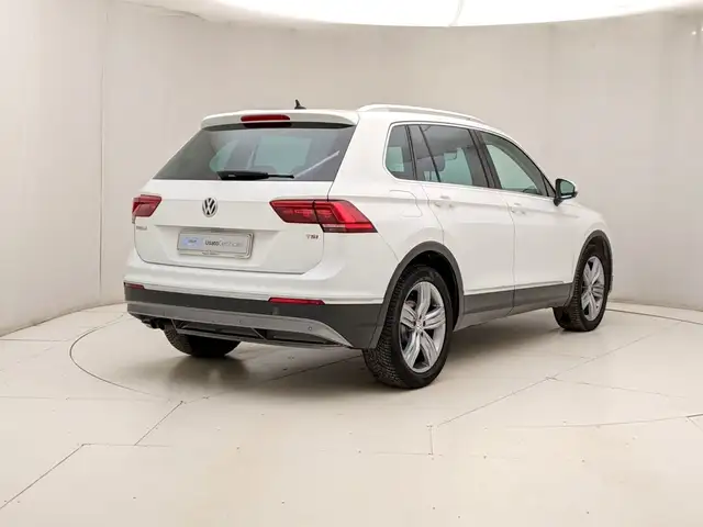 Volkswagen Tiguan view 4