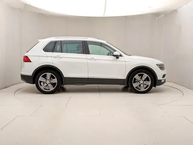 Volkswagen Tiguan view 3