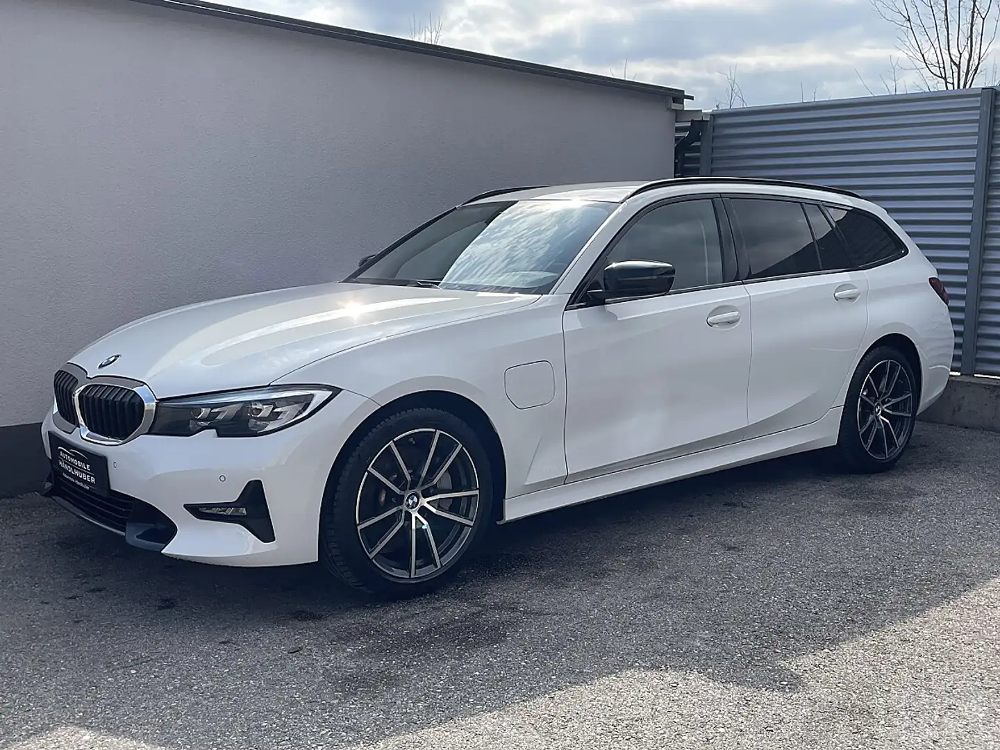 BMW 330 e PHEV Touring Aut.SPORTLINE/AHK/LED/HIFI/LIVE.... Weiß - 1
