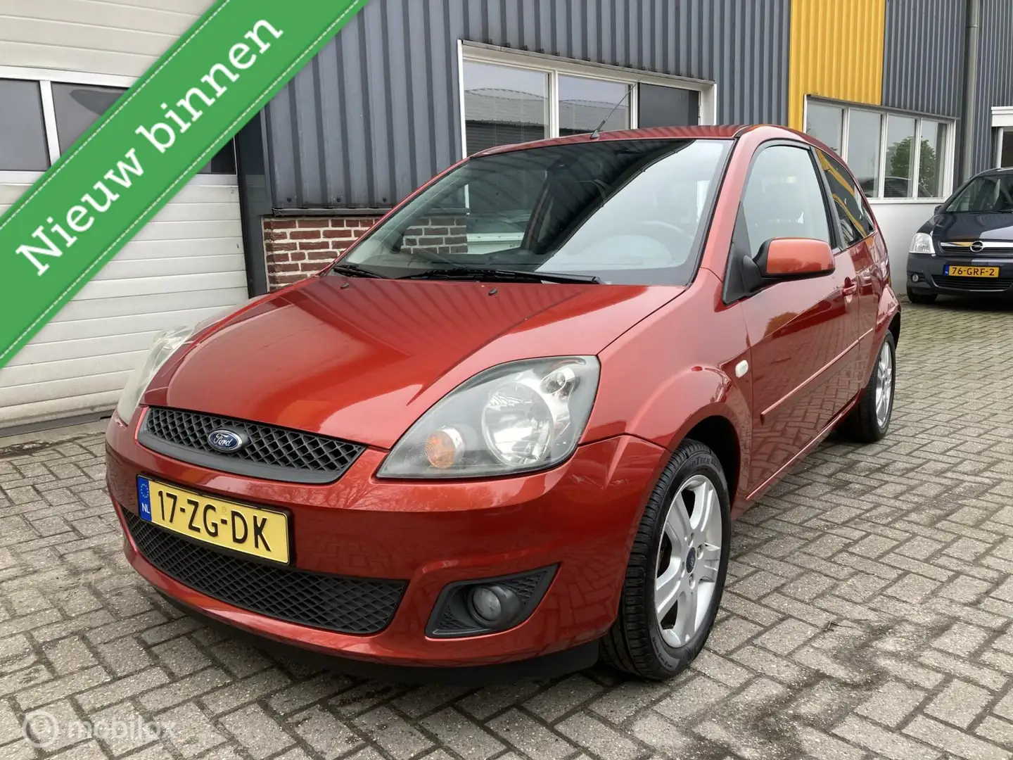 Ford Fiesta 1.4-16V Futura XL ZEER NETJES! Oranje - 1