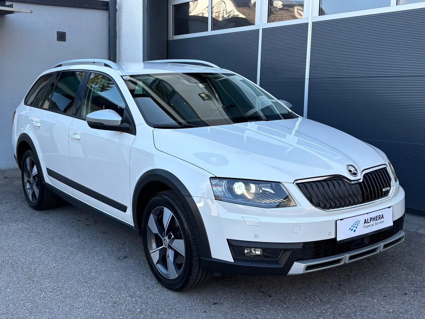 Skoda Octavia Scout 4x4 *ACC*AHK*LED*NAVI*ALCANTARA*ZAHNRIEMEN ERNEUERT* Weiß - 1