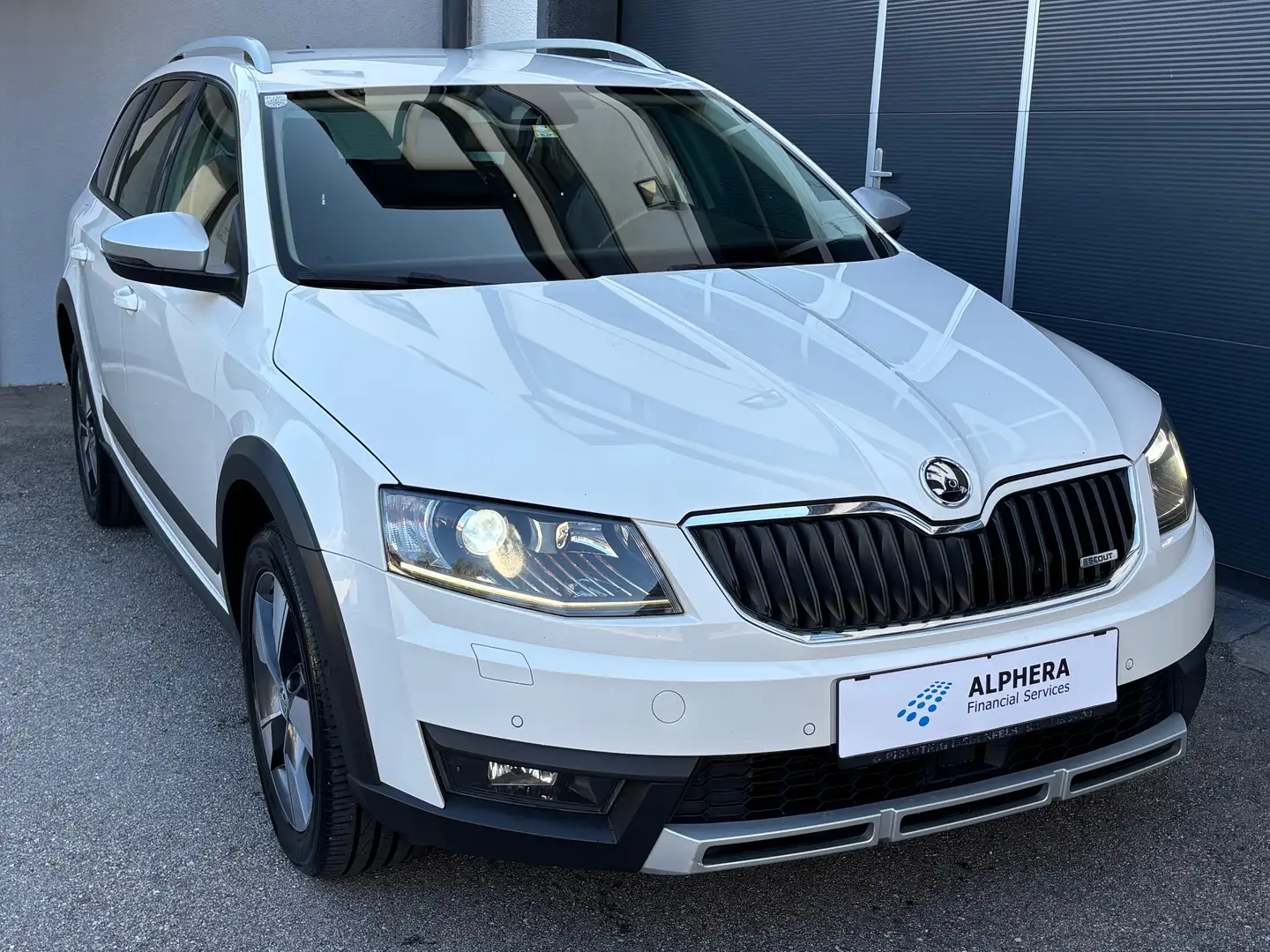 Skoda Octavia Scout 4x4 *ACC*AHK*LED*NAVI*ALCANTARA*ZAHNRIEMEN ERNEUERT* Weiß - 2