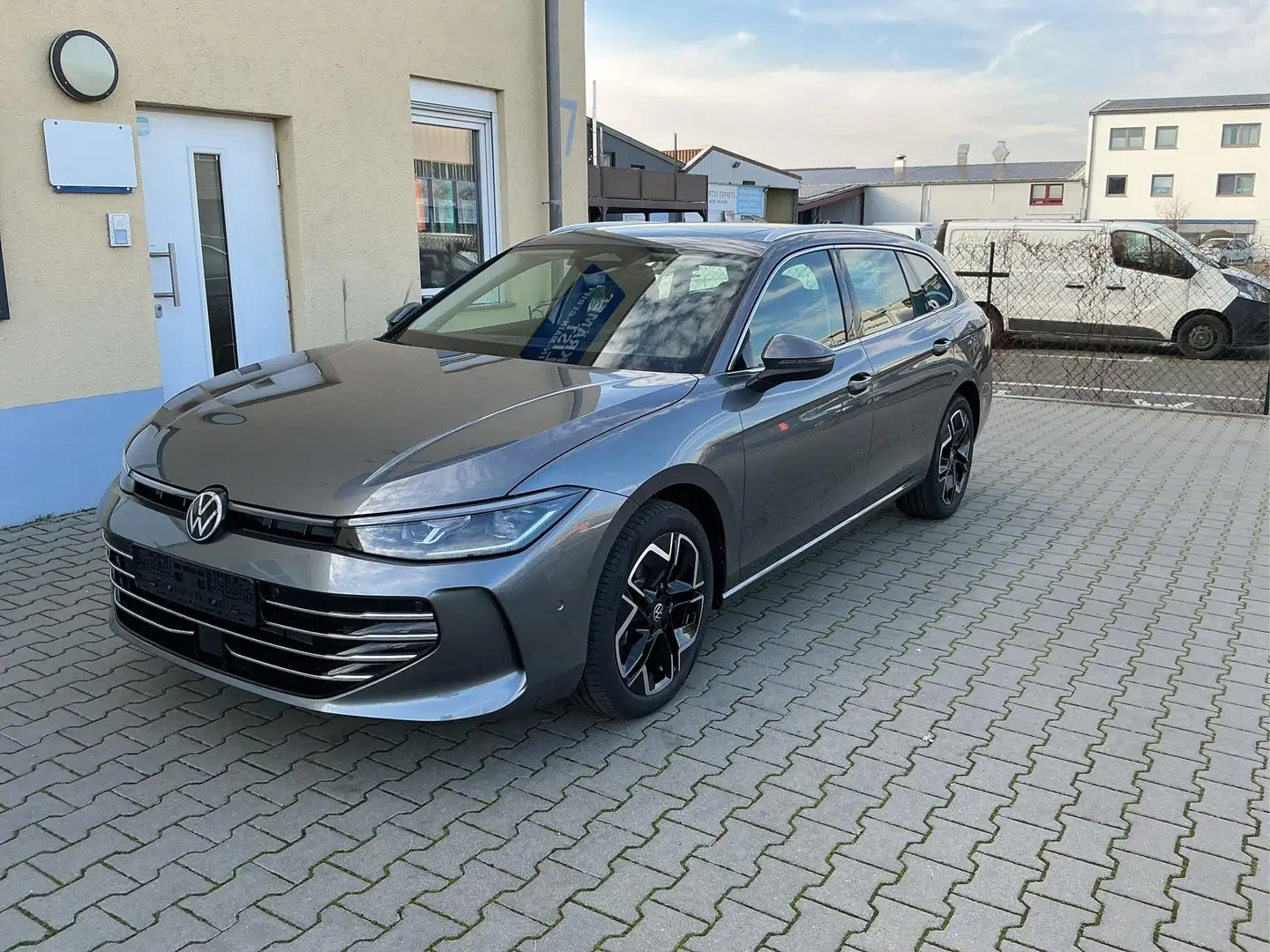 Volkswagen Passat Variant Elegance P. Dach 18 Zoll Navi. Matrix Massage A... Grau - 1