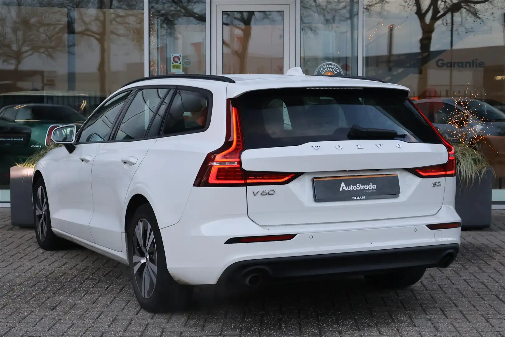 Volvo V60 B3 Momentum Advantage 163pk | Carplay | Trekhaak | Wit - 2