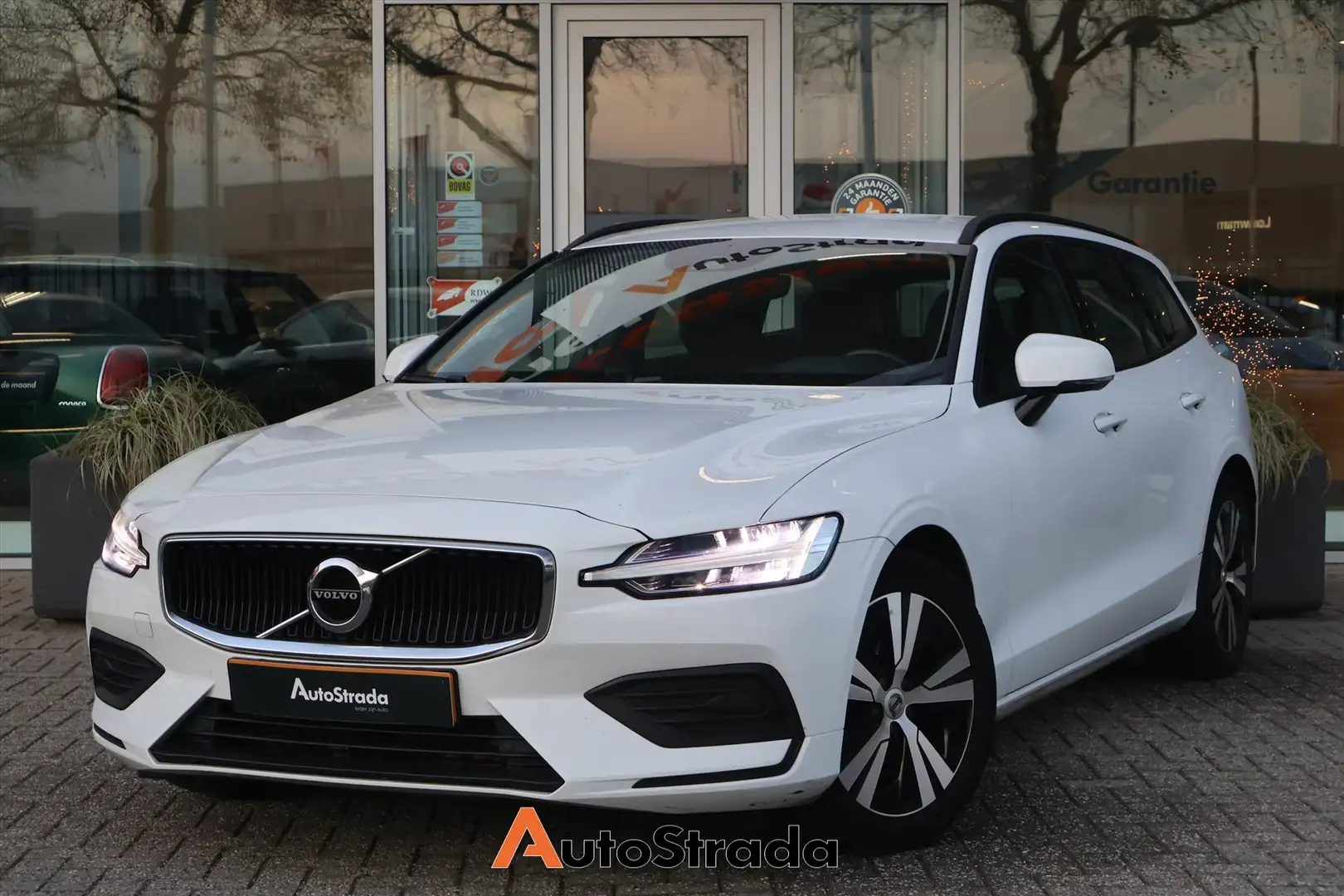 Volvo V60 B3 Momentum Advantage 163pk | Carplay | Trekhaak | Wit - 1