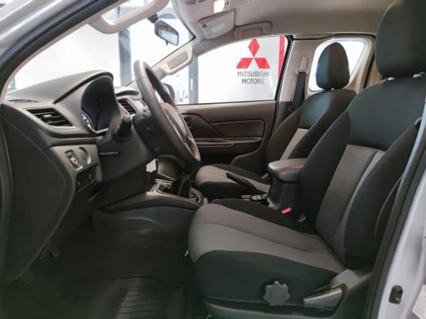 Mitsubishi L200 2.2 DI-D/ Club Cab 4WD Argintiu - 2