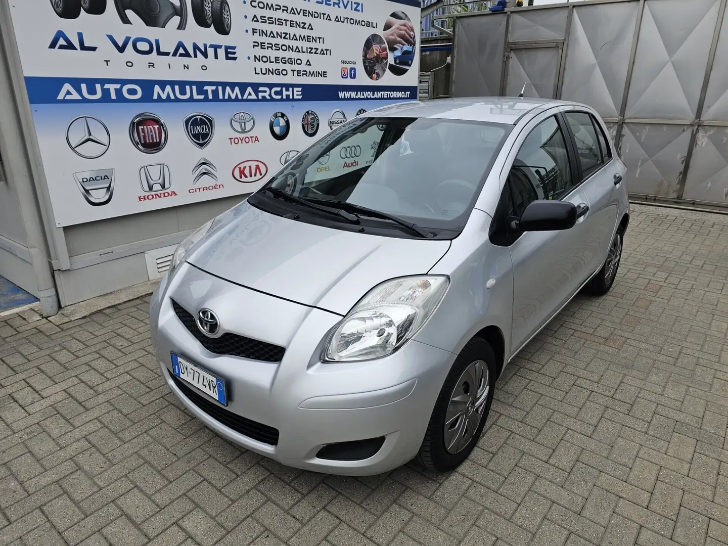 Toyota Yaris 1.0 5 porte Now Argento - 1