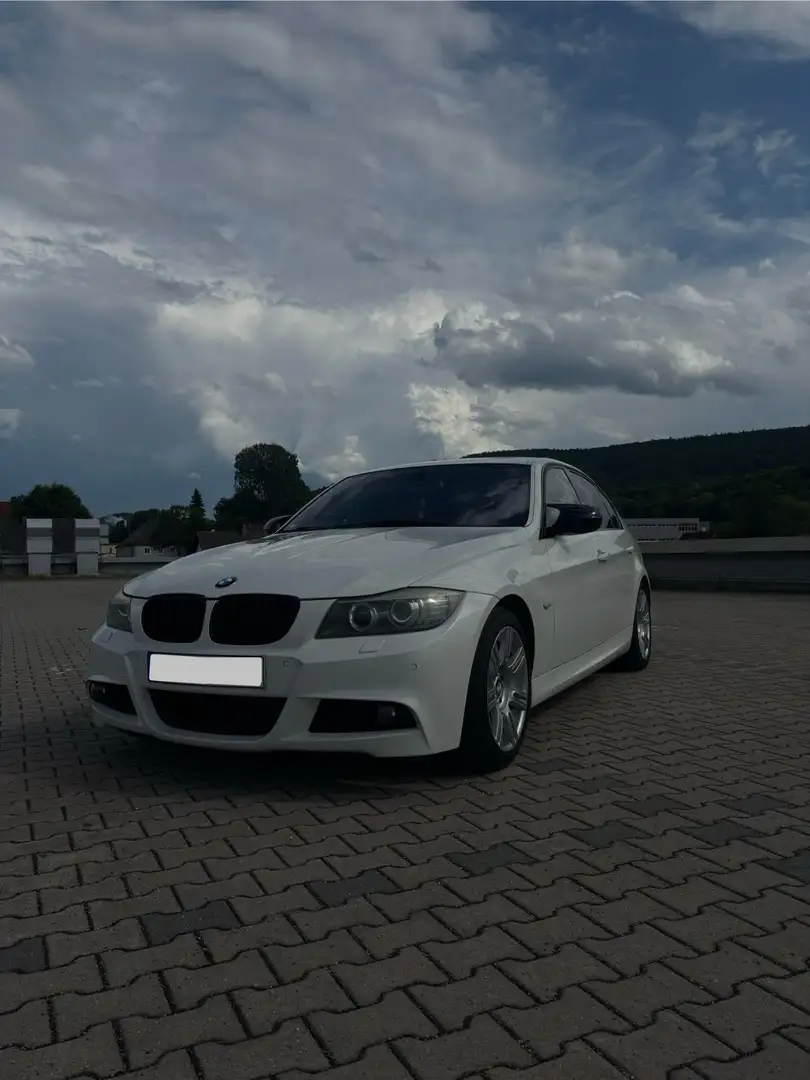 BMW 320 BMW E90 320d | Top Zustand | 8 Fach bereift | LCI Weiß - 1