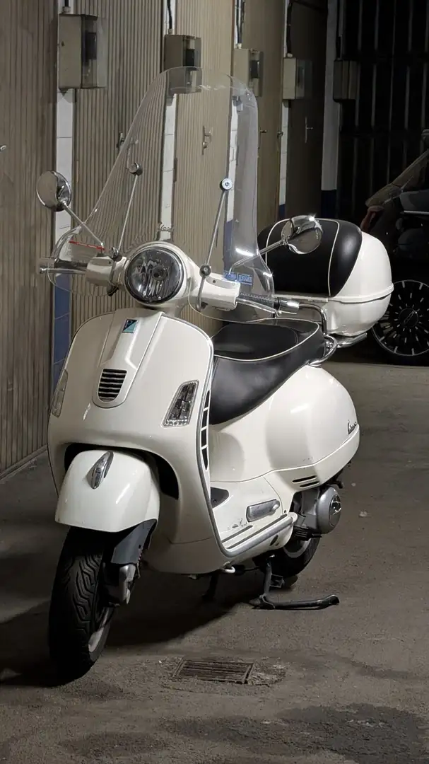 Vespa GTS Super 300 Bianco - 2