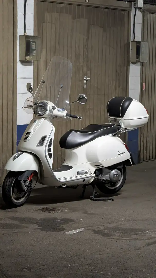 Vespa GTS Super 300 Bianco - 1